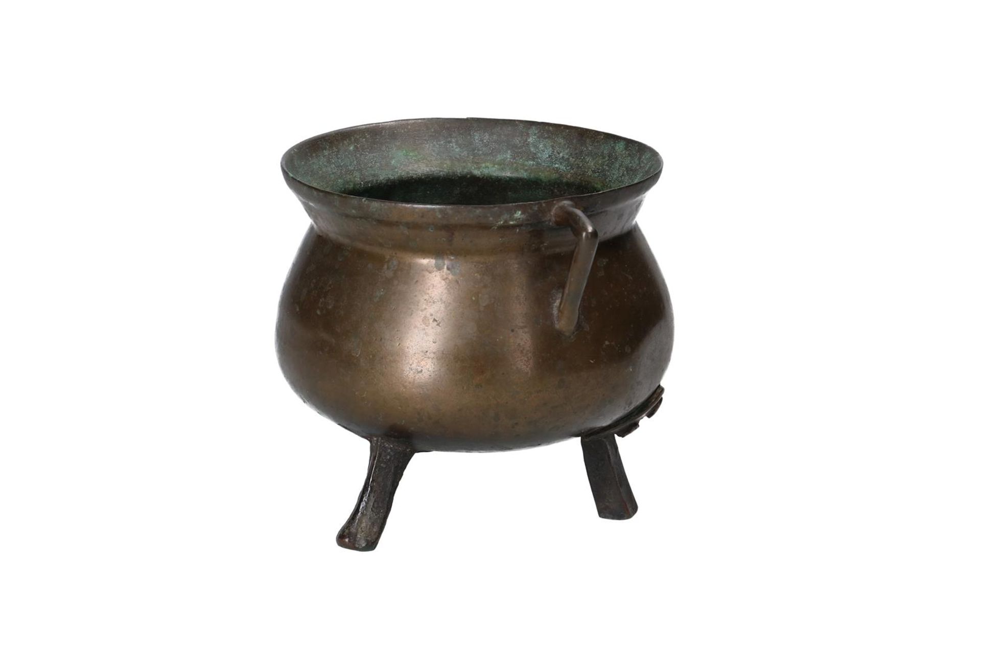 A bronze cooking pot, Holland 17th century. H. 15.5 cm. Diam. 21.5 cm. Condition report available on - Image 4 of 6