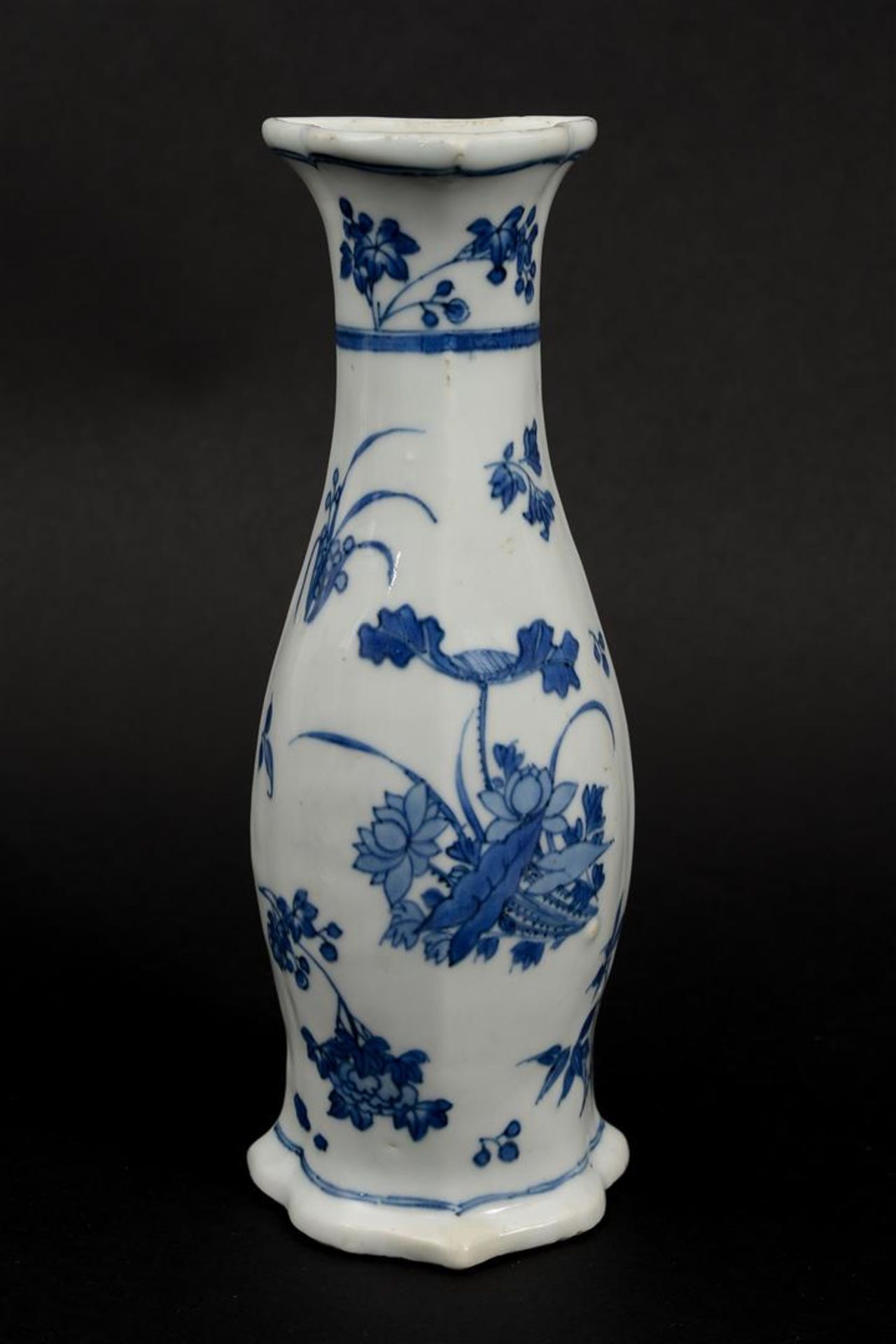 A blue and white porcelain wall vase with a floral decor. Unmarked. China, Transition. H. 23.5 cm. - Image 7 of 7