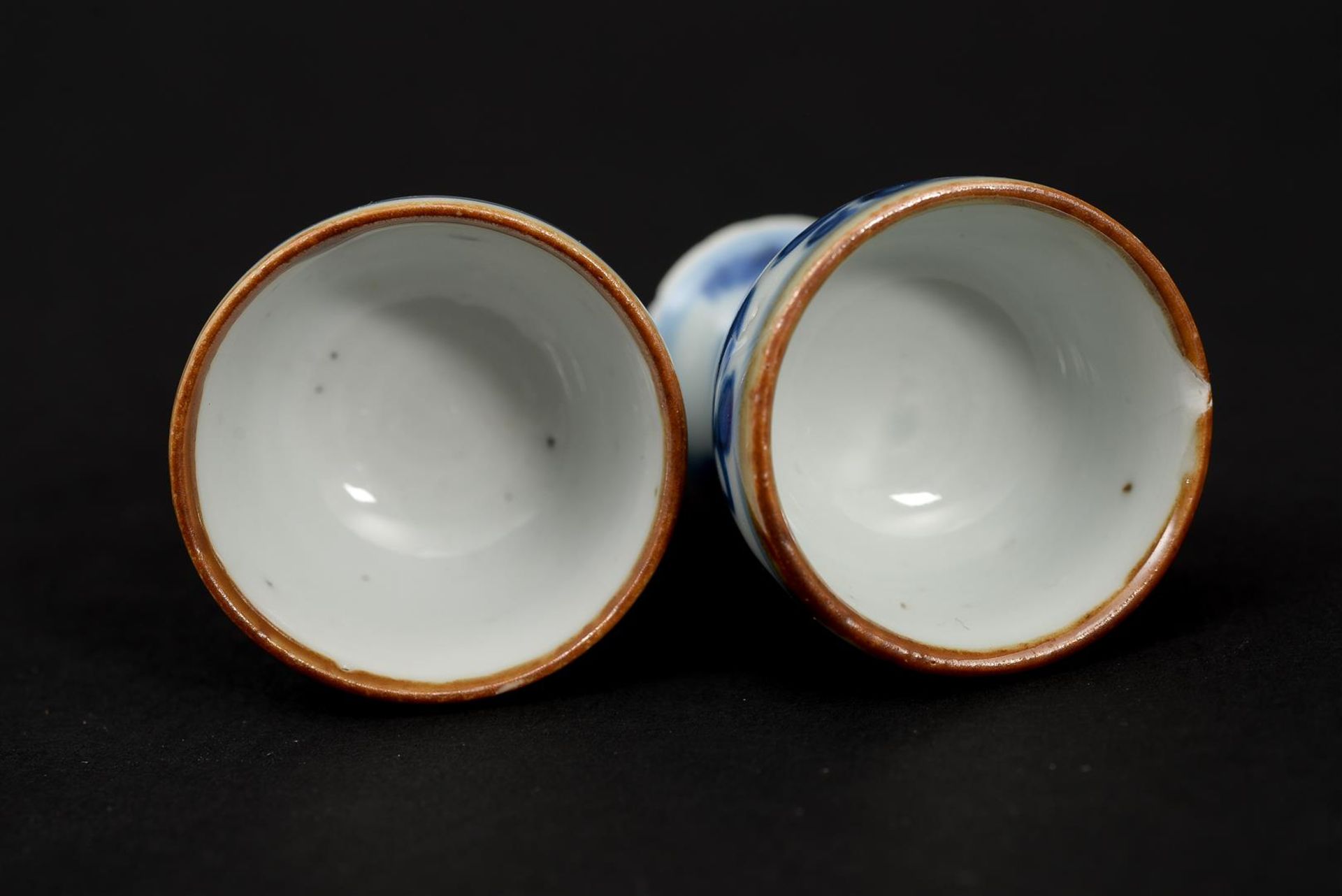 Four blue and white porcelain stemcups with a floral decoration. Unmarked. China, Kangxi. H. 4.5 cm. - Image 6 of 10