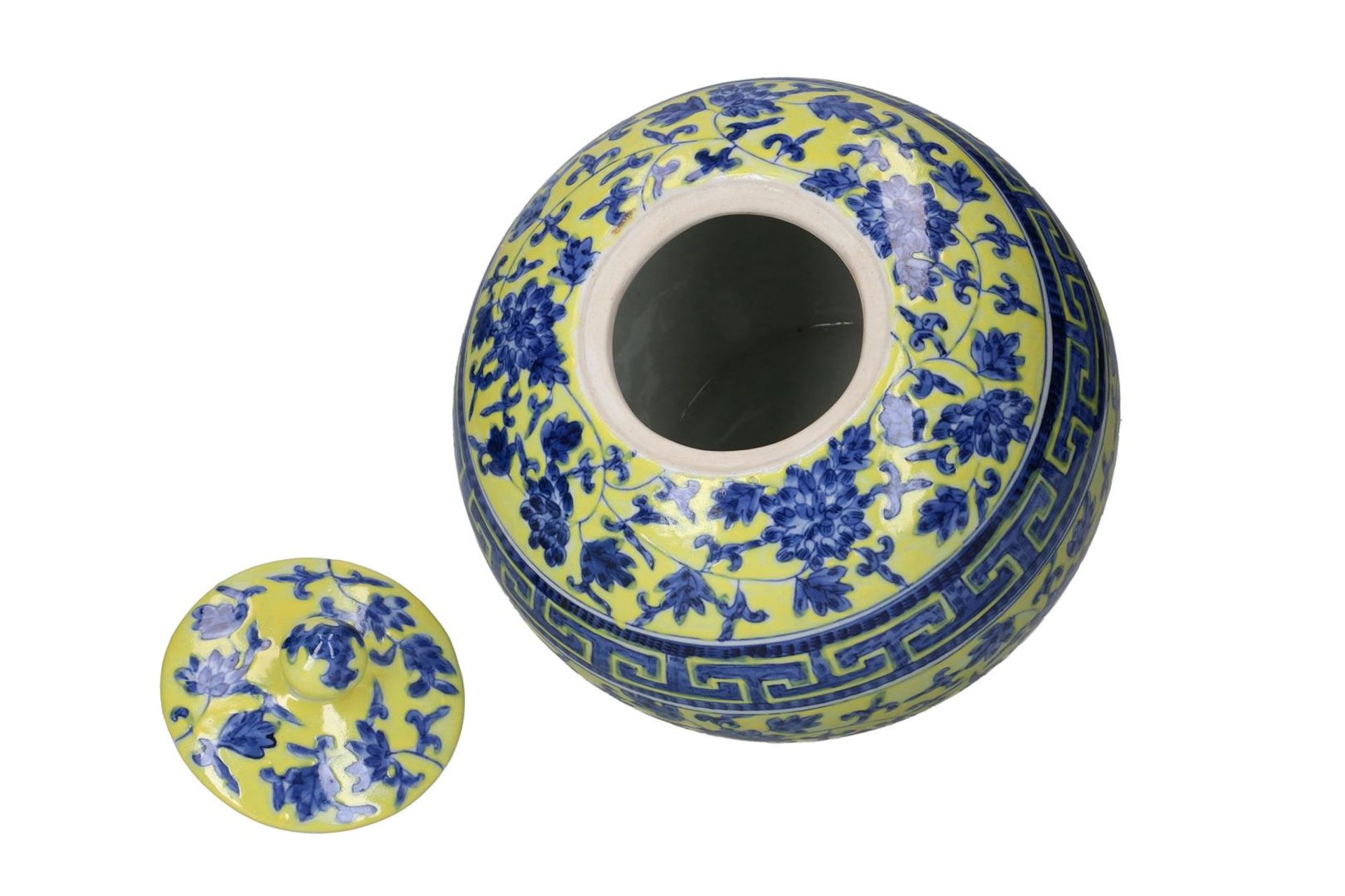 A famille verte porcelain lidded jar, with a meander and floral decoration. Marked Qianlong. - Image 6 of 6