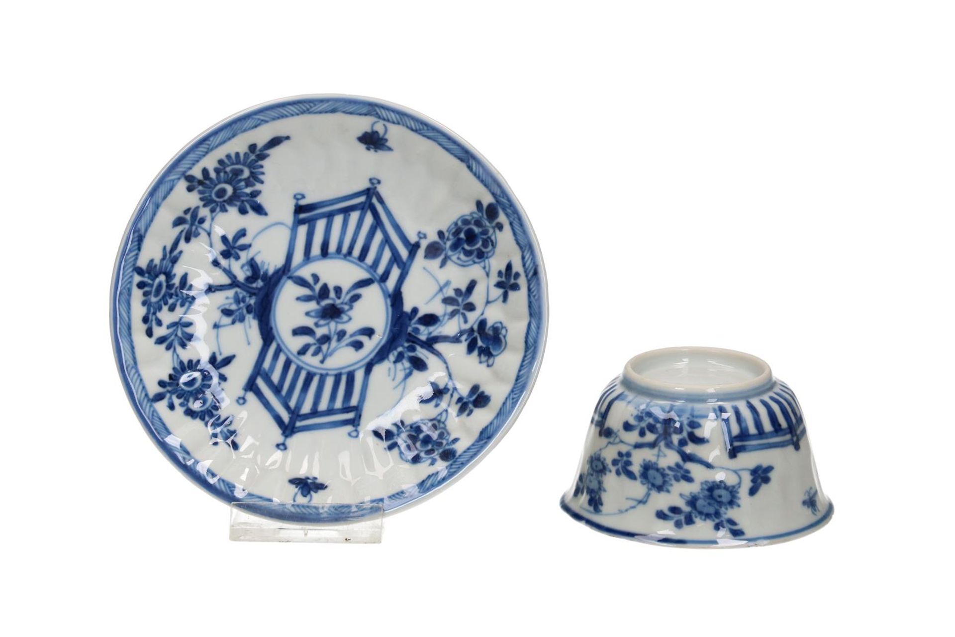 A set of six blue and white porcelain cups and saucers, decorated with a floral decor and a fence in - Image 3 of 5