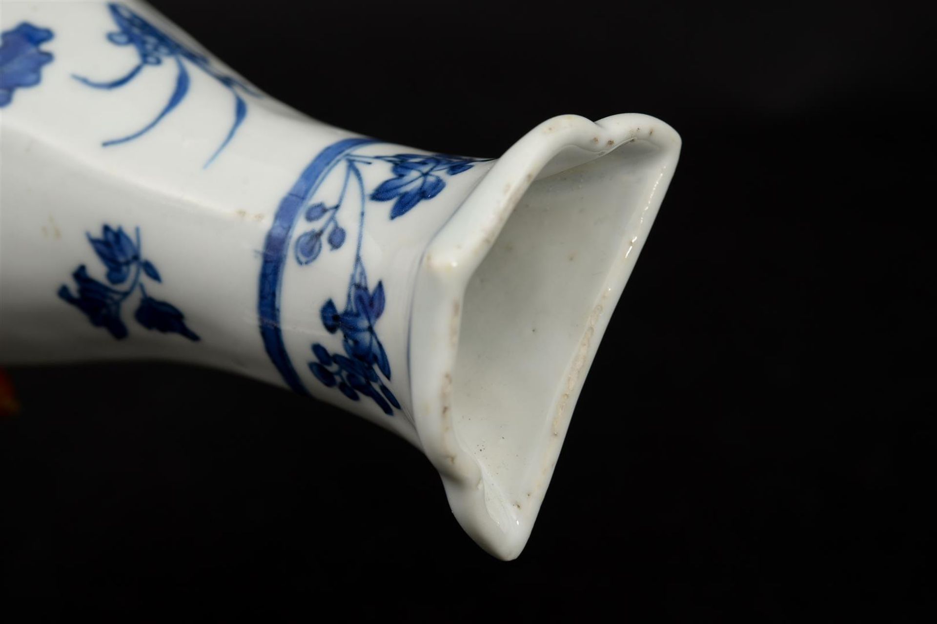 A blue and white porcelain wall vase with a floral decor. Unmarked. China, Transition. H. 23.5 cm. - Image 3 of 7