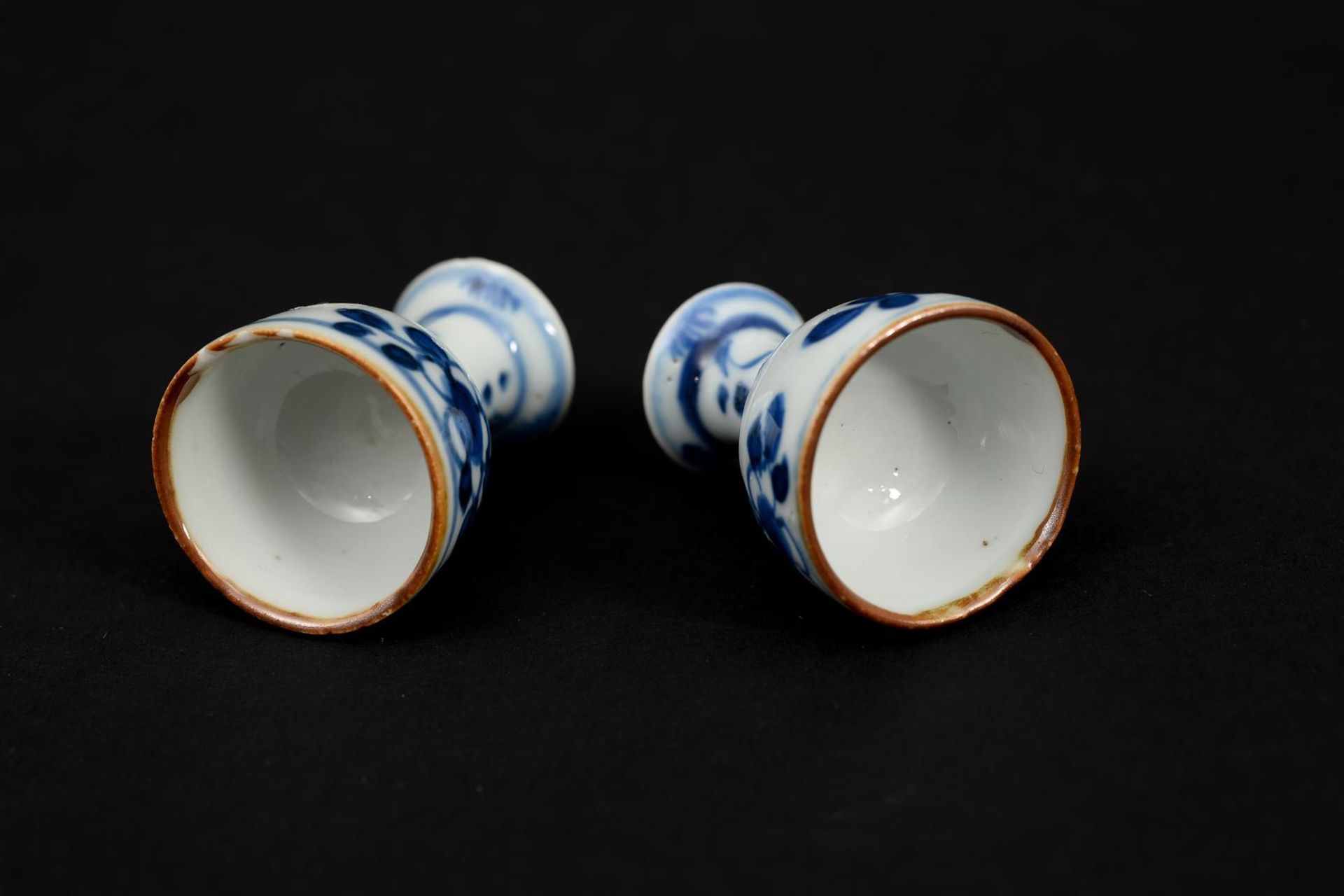Four blue and white porcelain stemcups with a floral decoration. Unmarked. China, Kangxi. H. 4.5 cm. - Image 9 of 10
