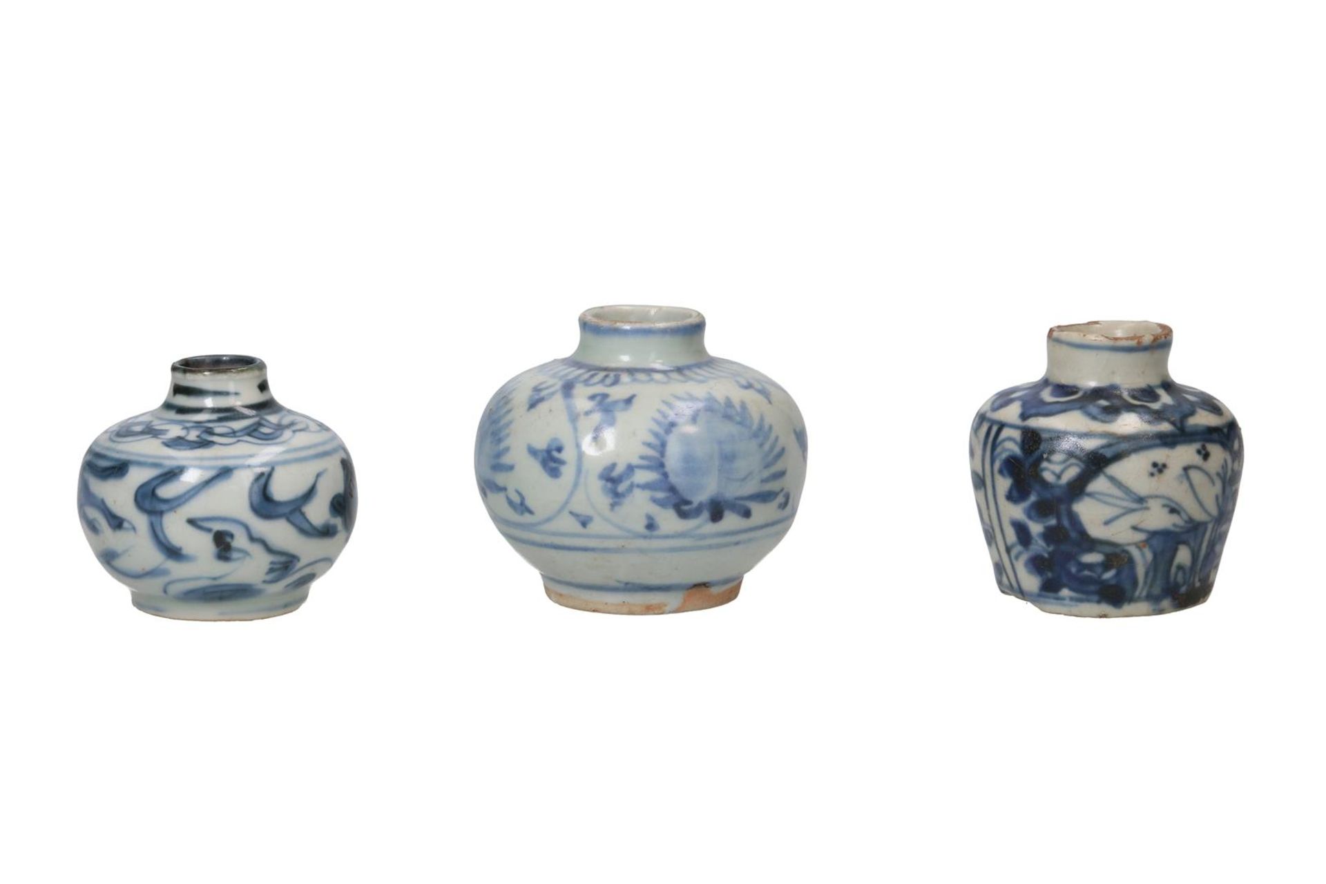 Lot of three blue and white porcelain vases, decorated with deer, horses and peaches. Unmarked. - Bild 2 aus 4