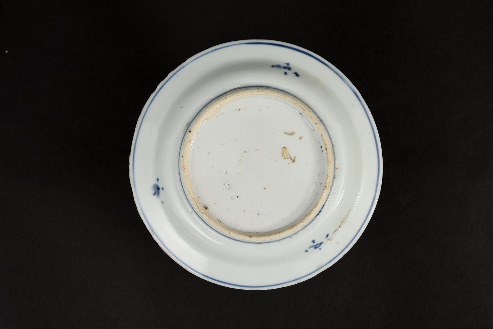 A set of three blue and white, Ko-sometsuke, porcelain dishes, decorated with a landscape and a - Image 5 of 7