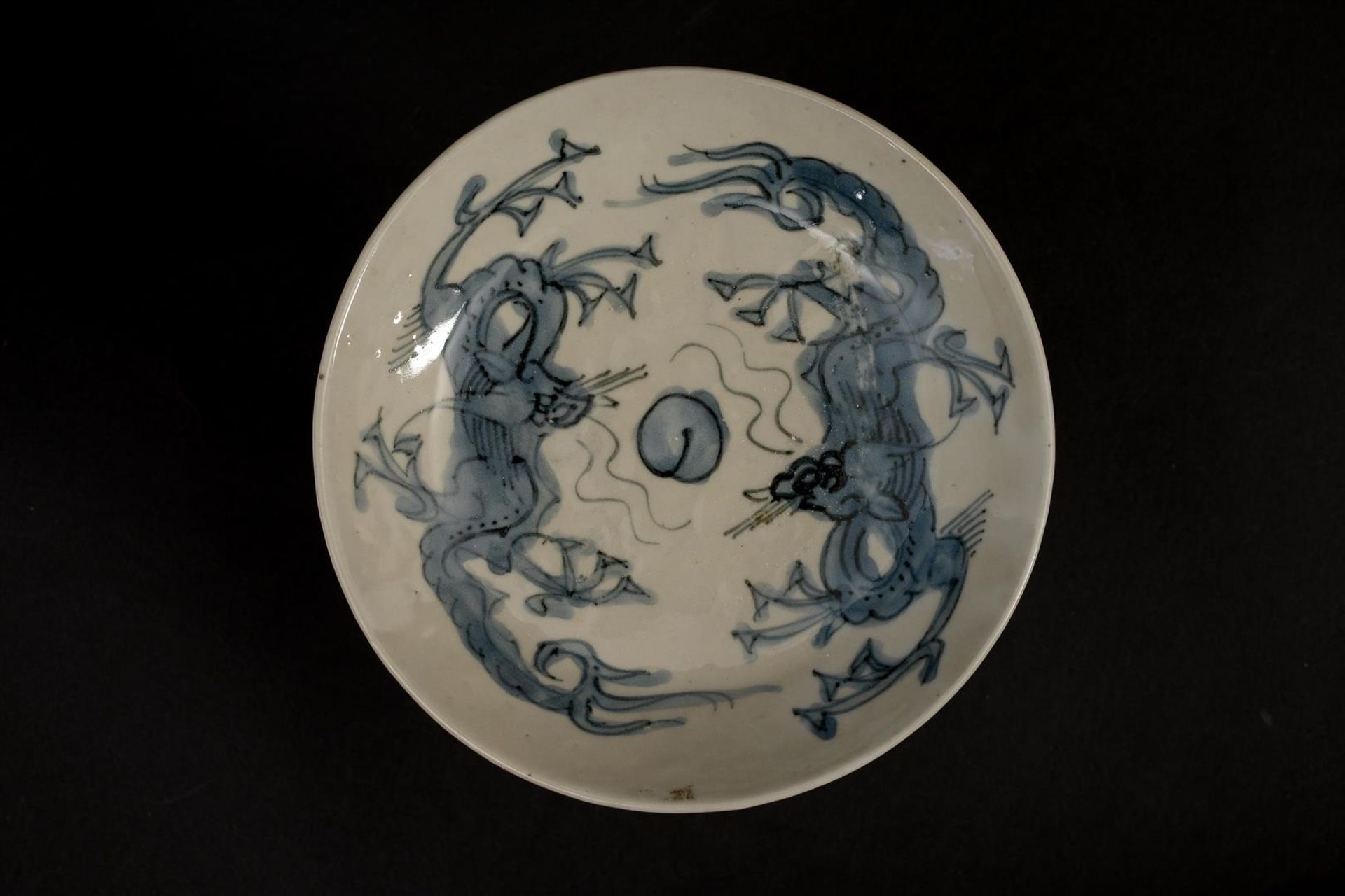 A set of four blue and white Swatow dishes, one decorated with two dragons chasing a flaming pearl - Image 6 of 11