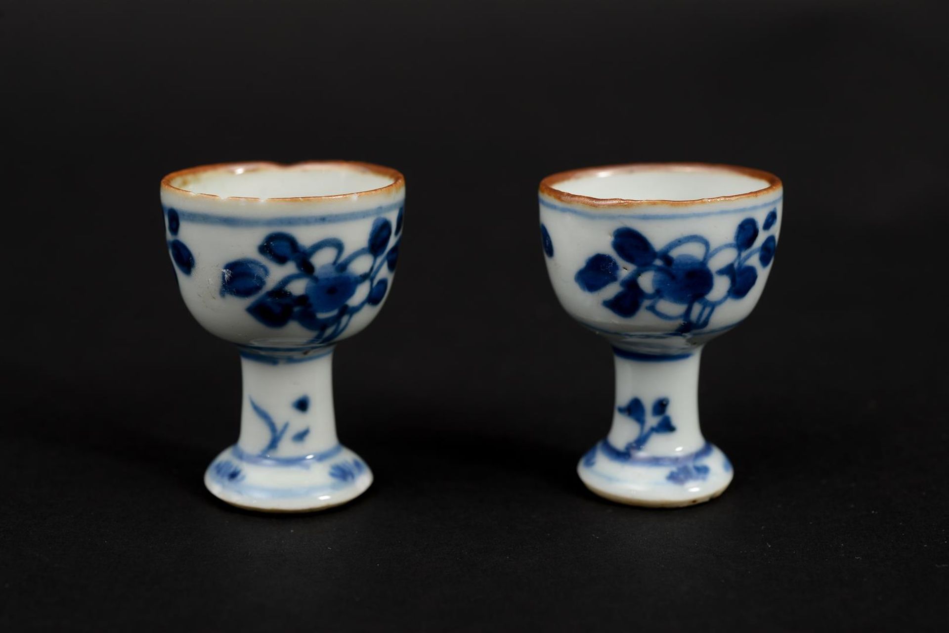 Four blue and white porcelain stemcups with a floral decoration. Unmarked. China, Kangxi. H. 4.5 cm. - Image 7 of 10