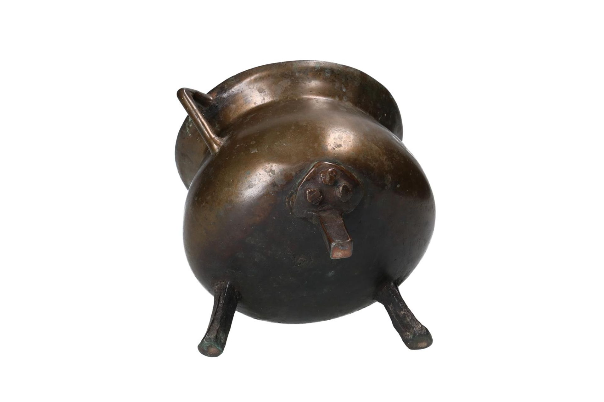A bronze cooking pot, Holland 17th century. H. 15.5 cm. Diam. 21.5 cm. Condition report available on - Image 6 of 6