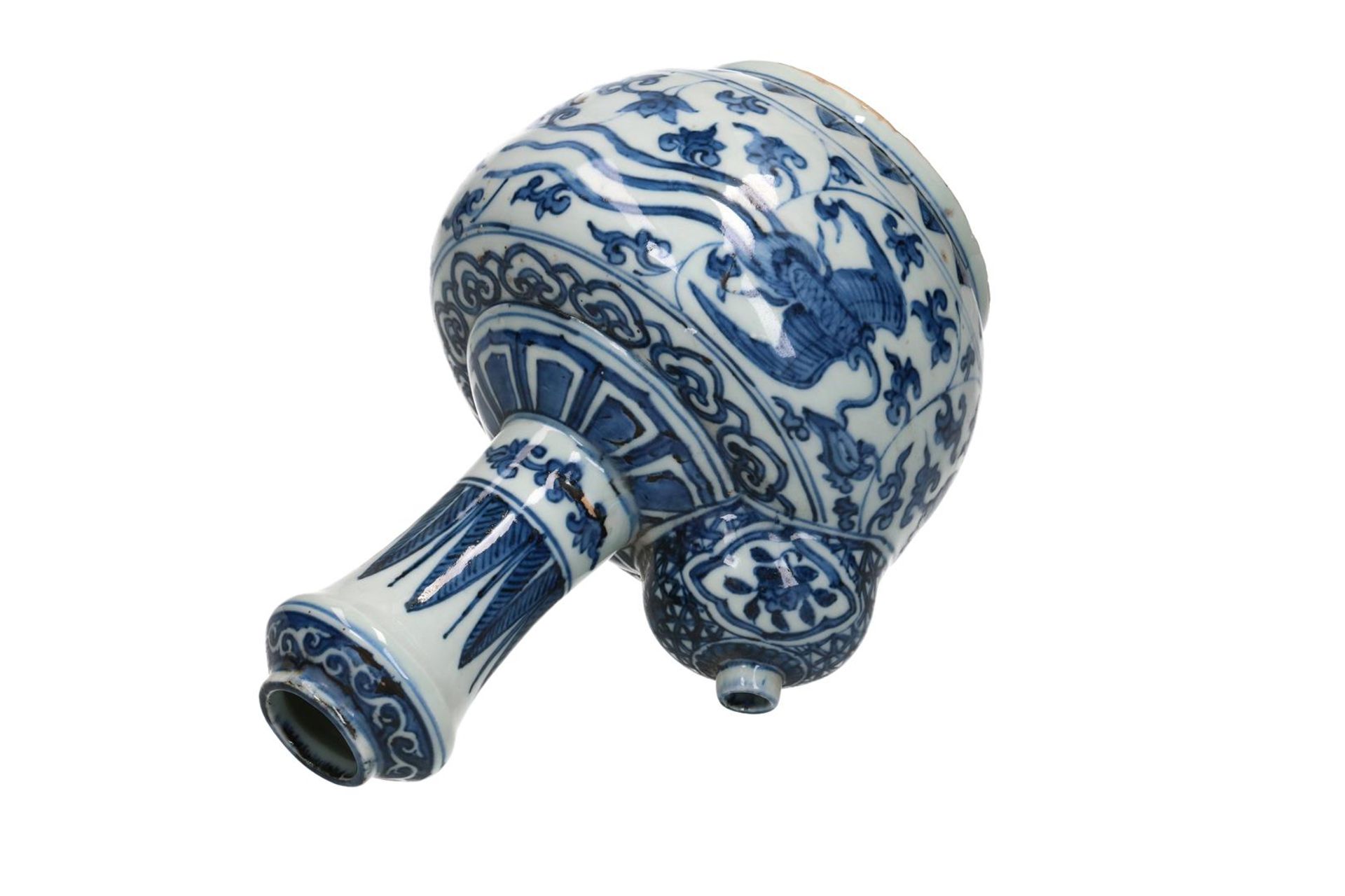 A blue and white porcelain kendi with a geometric decoration of leaves and a phoenix on the belly. - Image 4 of 6