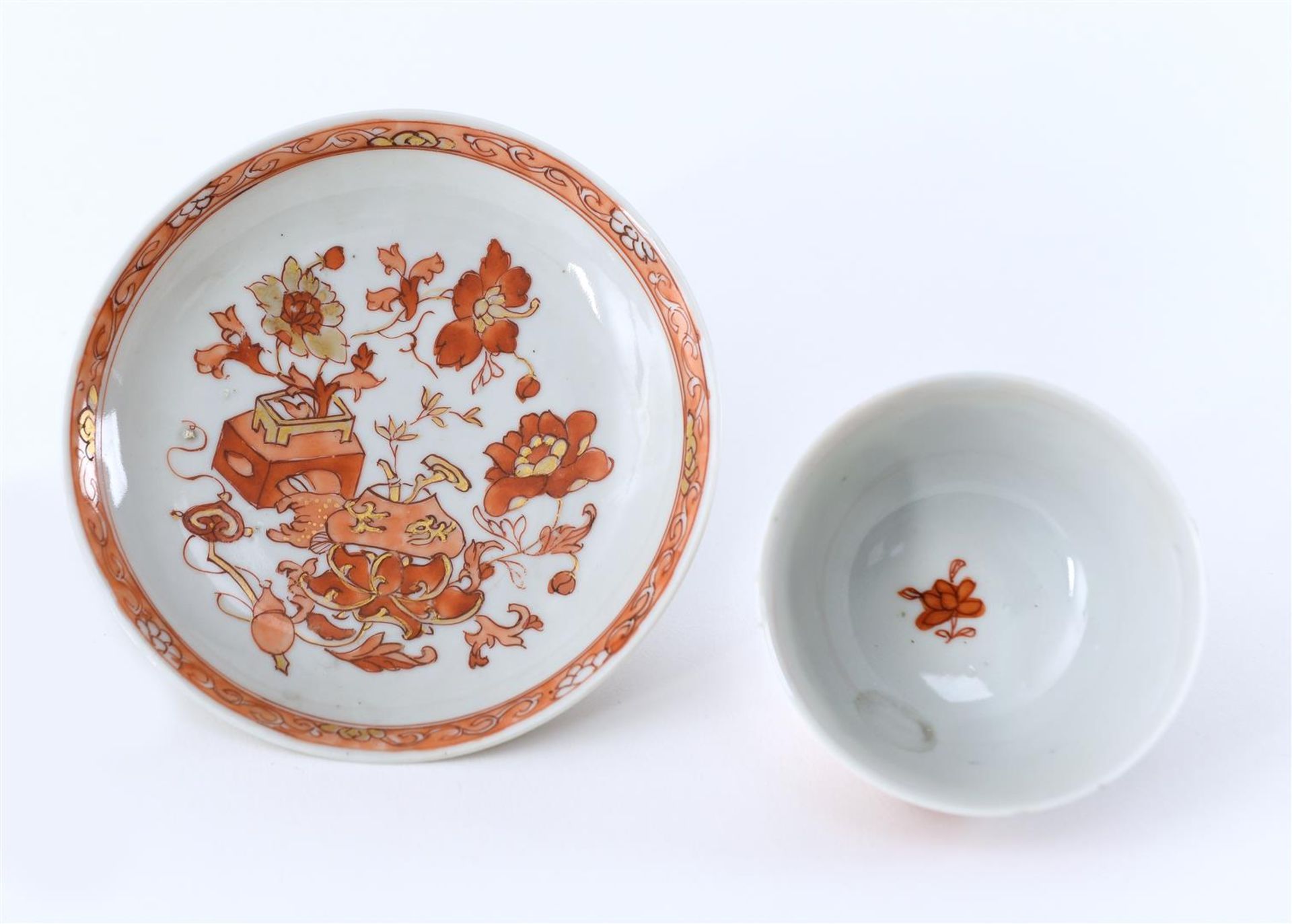 A set of four red and white porcelain cups with saucers, decorated with flower vases. Unmarked. - Image 4 of 5