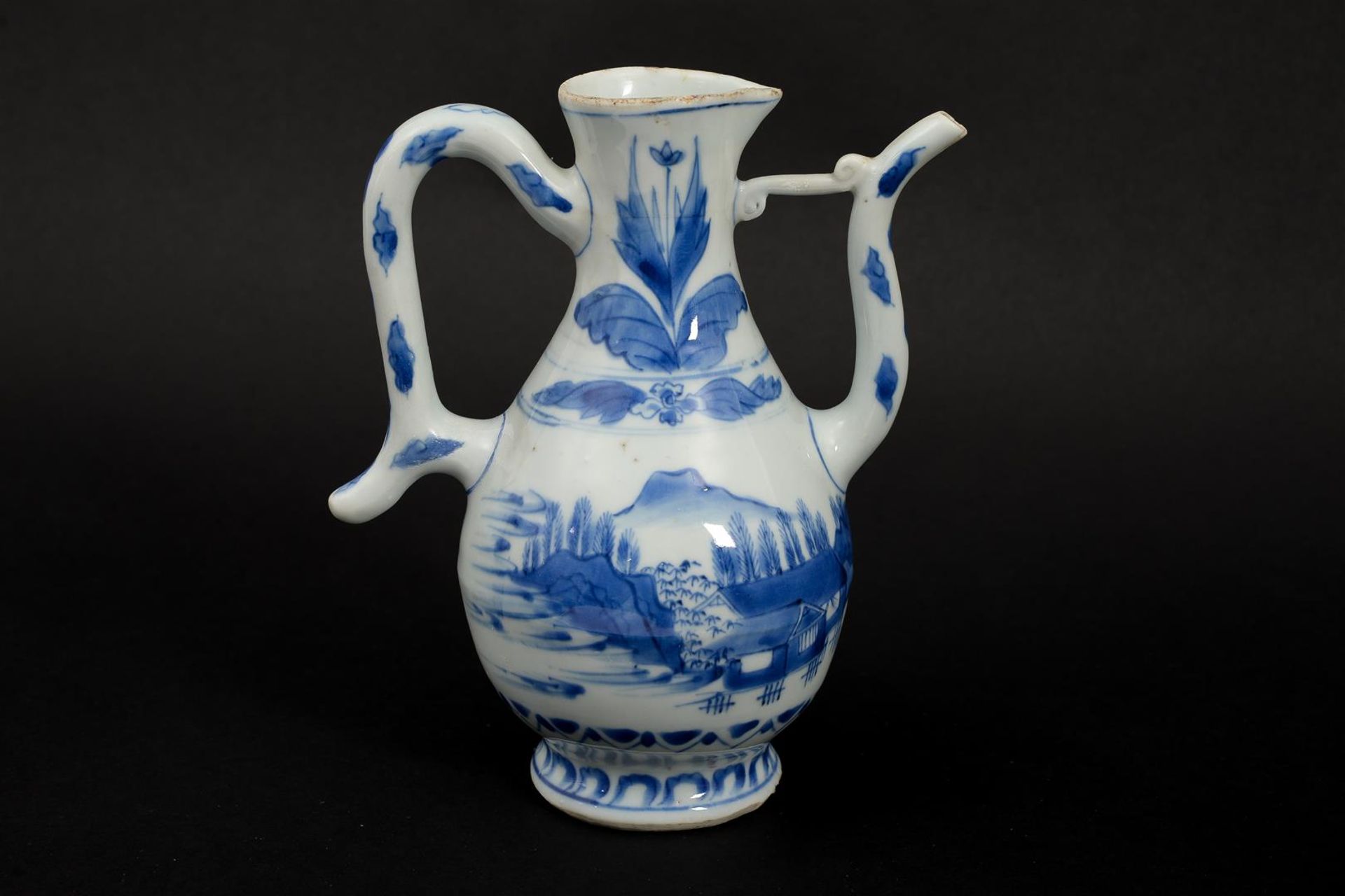A blue and white porcelain jug with a landscape decoration. Unmarked. China, Transition. H. 20 cm. - Image 2 of 8