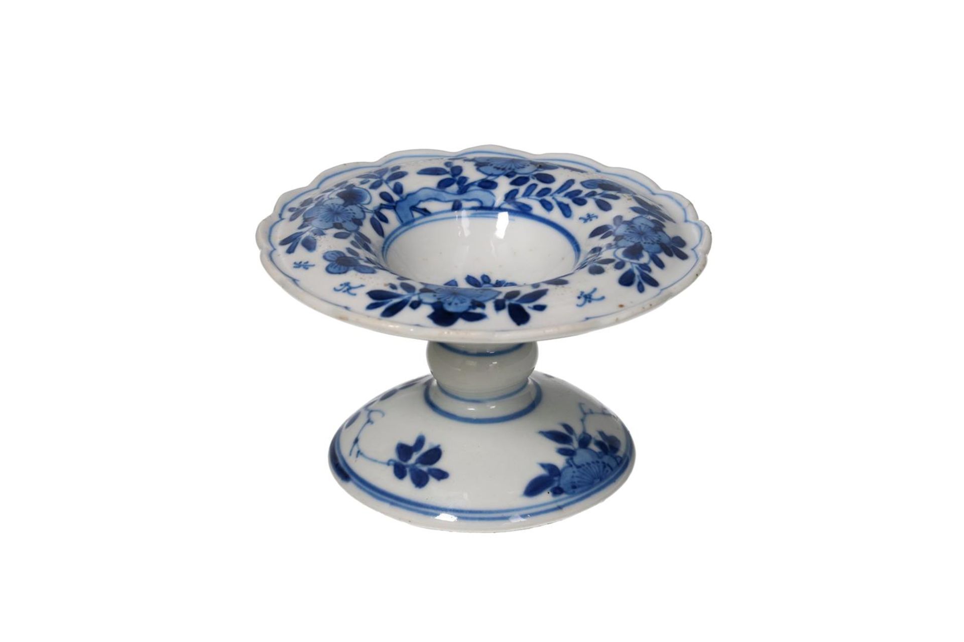 A blue and white porcelain salt cellar, with a floral decoration. Unmarked. China, Kangxi. - Image 2 of 5