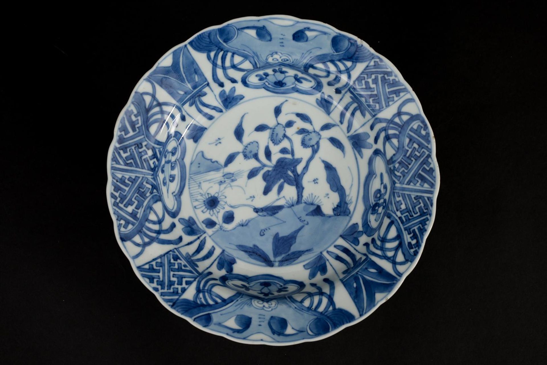 A blue and white 'kraak' porcelain 'klapmuts' bowl with a scalloped rim, decorated with a cricket in - Image 2 of 4