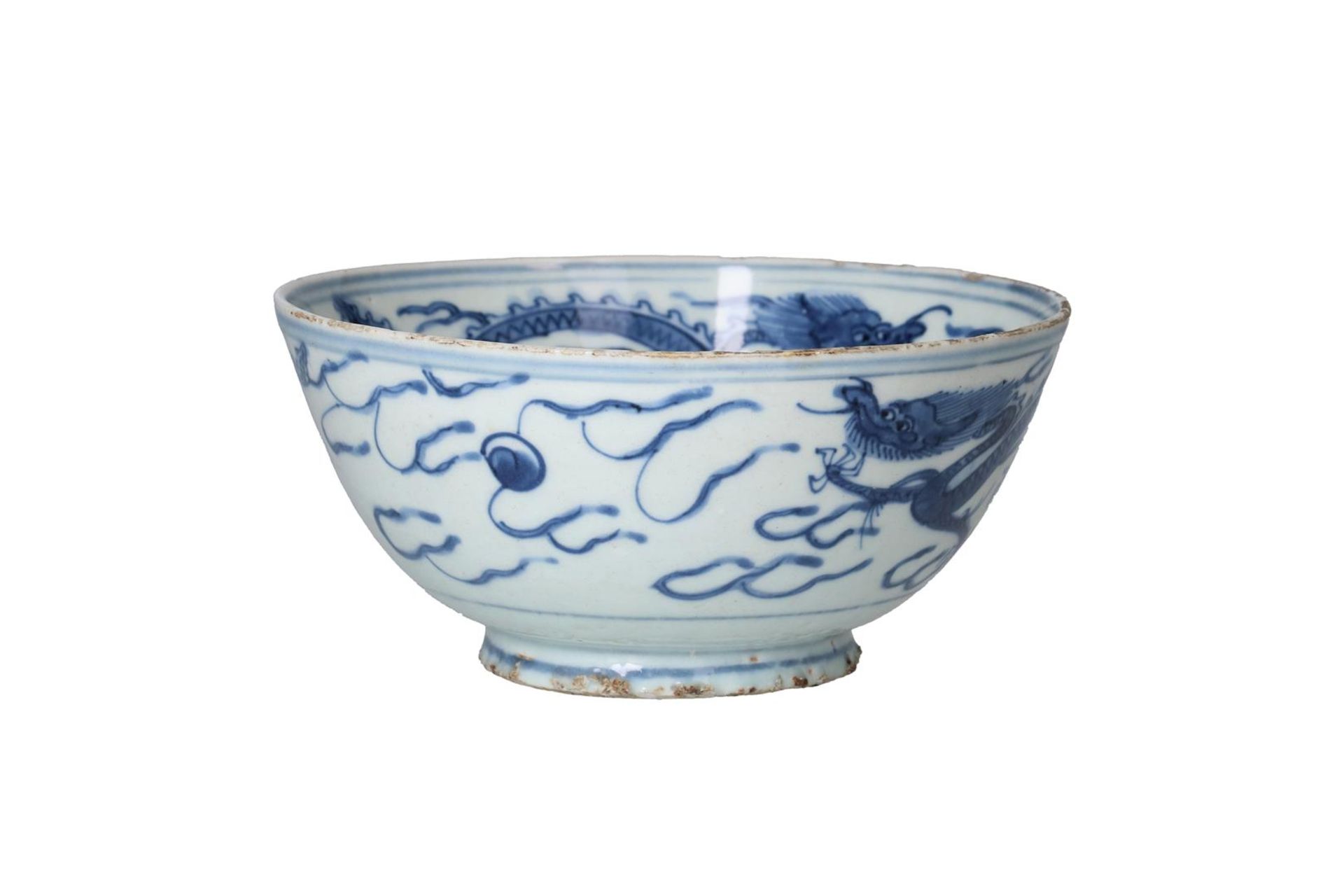 A blue and white porcelain bowl, decorated with dragons chasing a flaming pearl. Unmarked. China, - Image 3 of 6