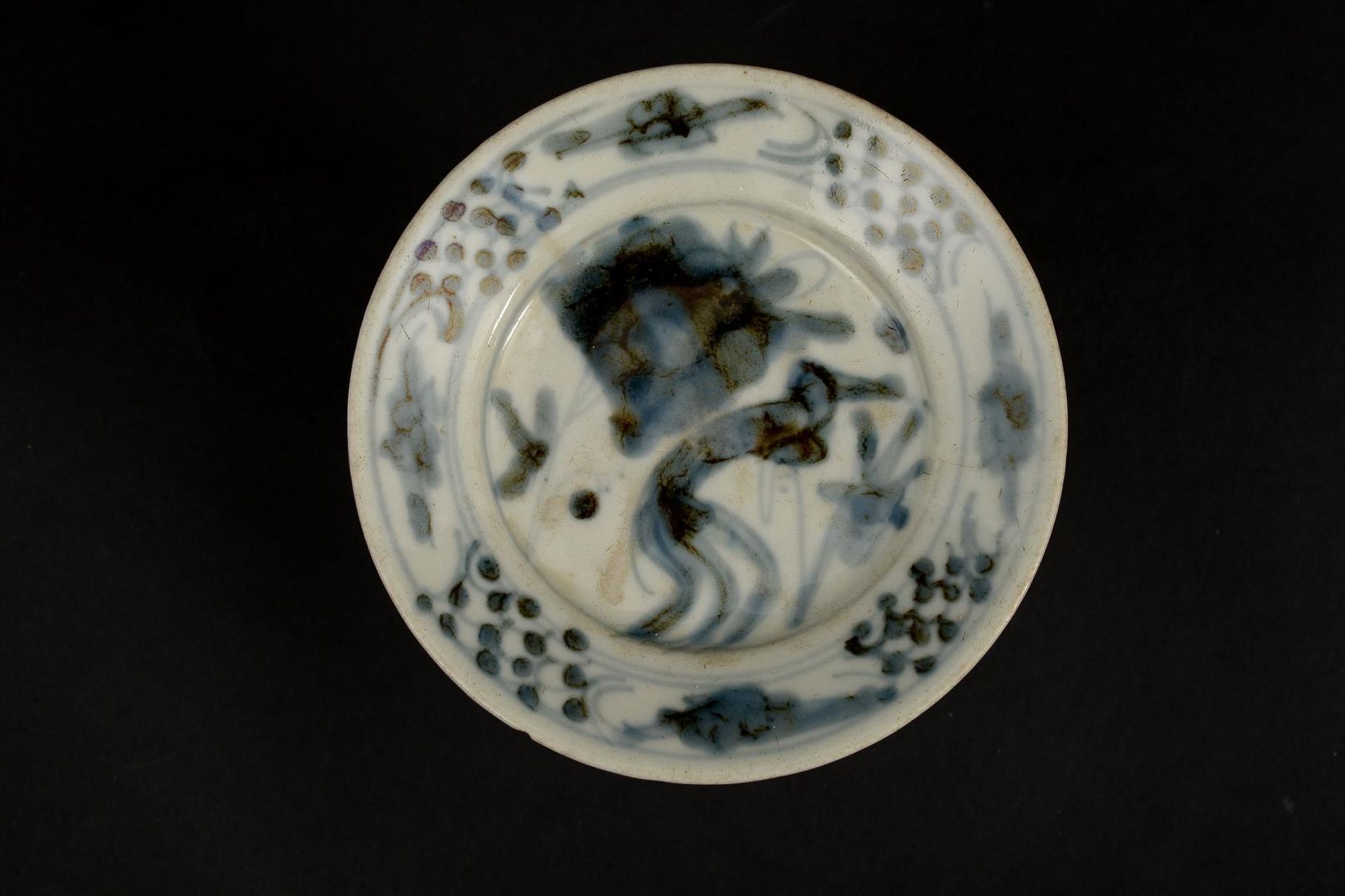 A set of four blue and white Swatow dishes, one decorated with two dragons chasing a flaming pearl - Image 4 of 11