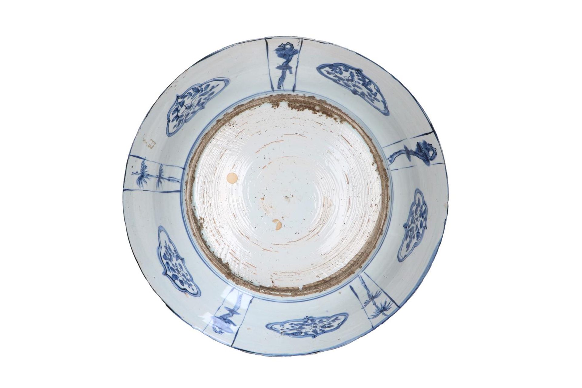 A blue and white 'kraak' porcelain deep charger, decorated with reserves depicting figures in - Image 2 of 3