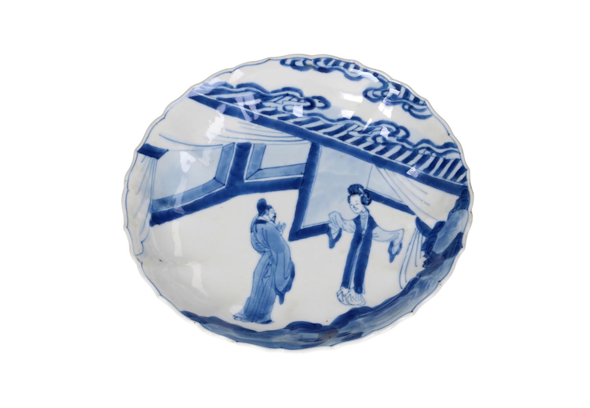 A blue and white porcelain plate with a serrated edge, decorated with figures in a pavilion. - Image 3 of 3