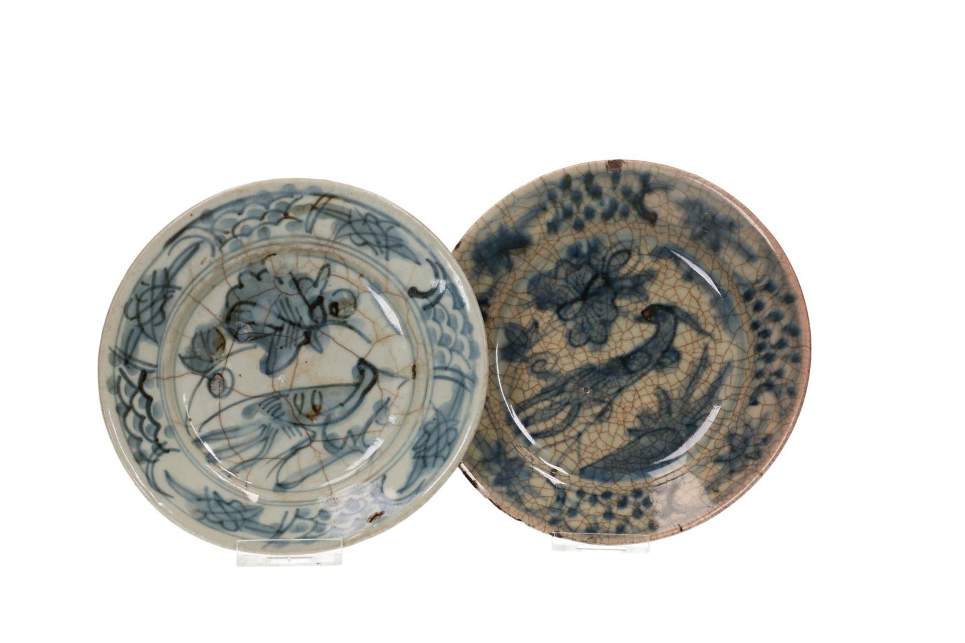 A set of four blue and white Swatow dishes, one decorated with two dragons chasing a flaming pearl - Image 8 of 11