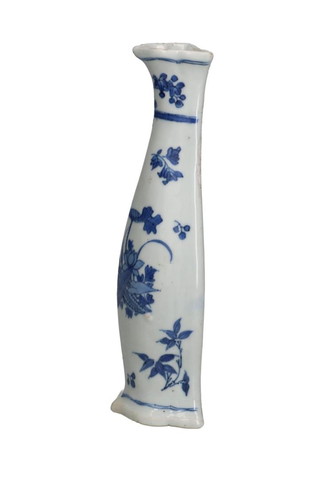 A blue and white porcelain wall vase with a floral decor. Unmarked. China, Transition. H. 23.5 cm. - Bild 5 aus 7