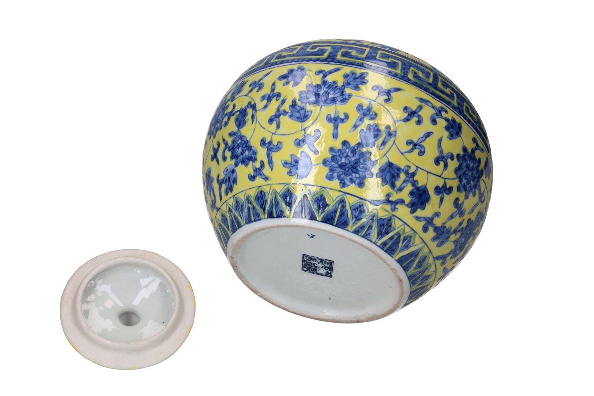 A famille verte porcelain lidded jar, with a meander and floral decoration. Marked Qianlong. - Image 2 of 6