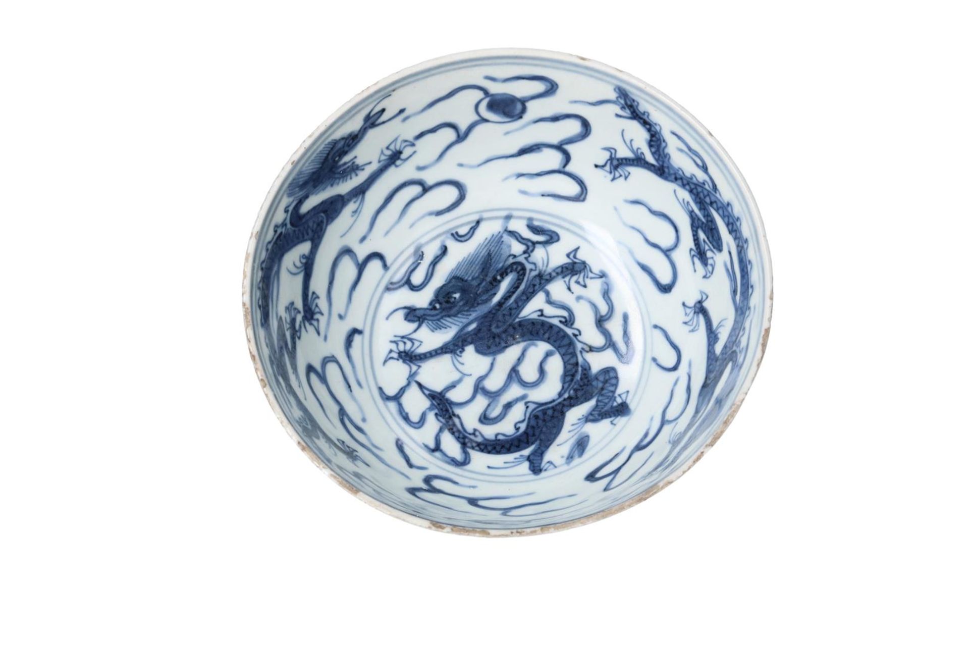 A blue and white porcelain bowl, decorated with dragons chasing a flaming pearl. Unmarked. China, - Image 5 of 6