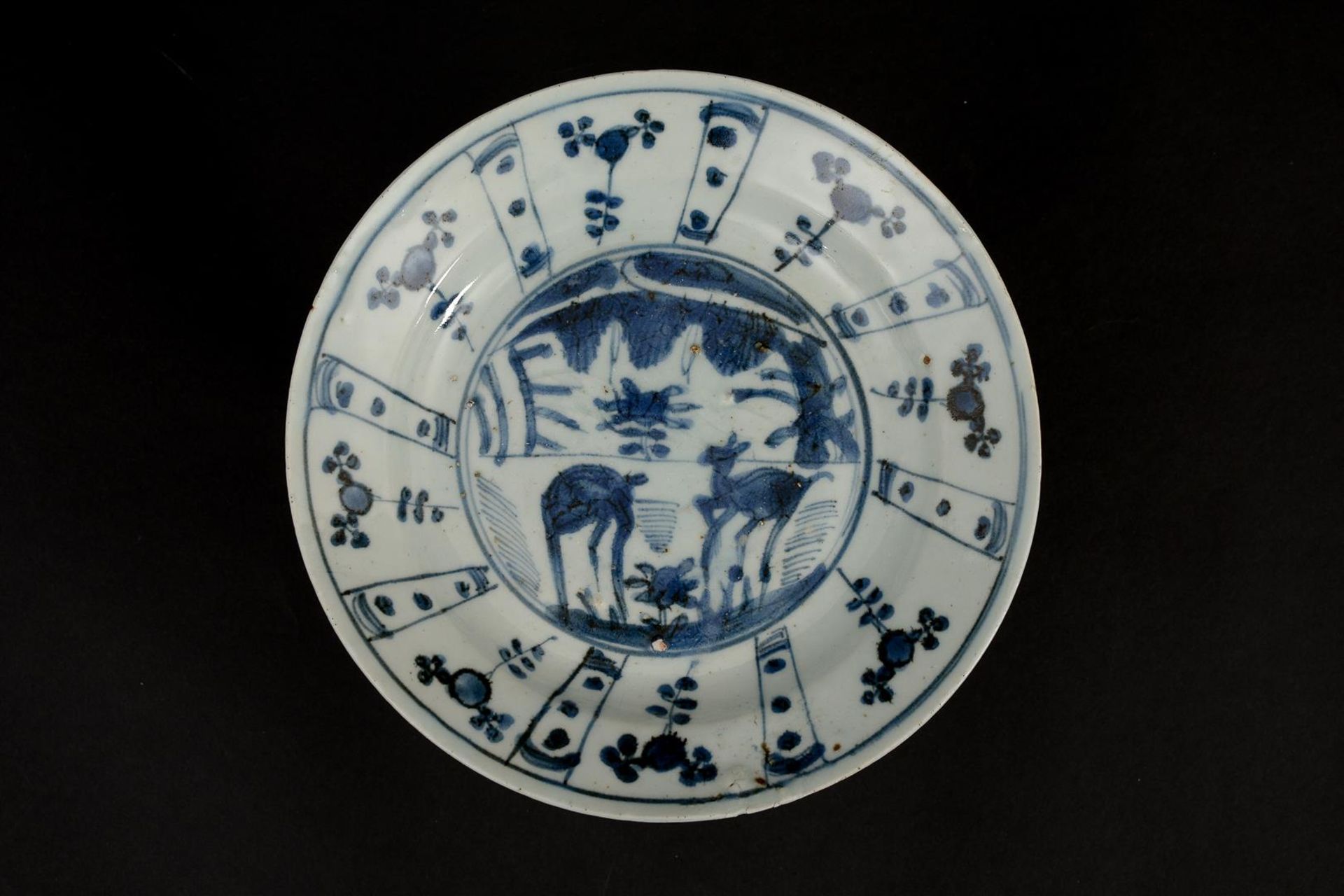 A blue and white 'kraak' porcelain dish, decorated with deer and flowers. Unmarked. China, - Image 2 of 4