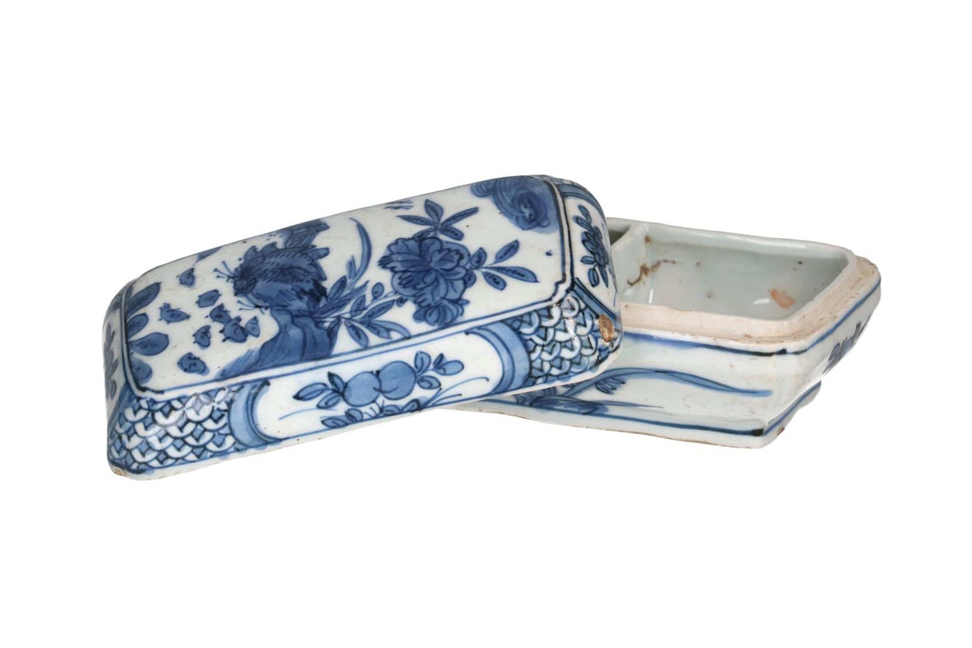 A blue and white 'kraak' porcelain lidded box with two compartments, decorated with flowers. - Image 3 of 5