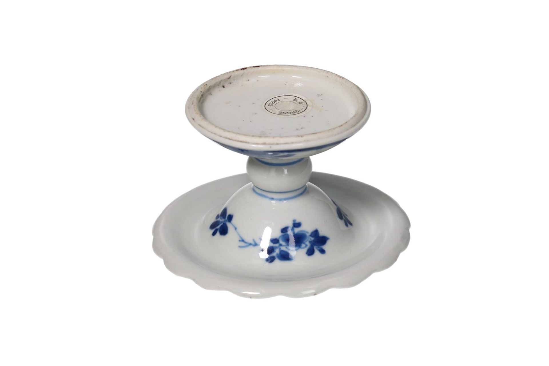 A blue and white porcelain salt cellar, with a floral decoration. Unmarked. China, Kangxi. - Bild 5 aus 5