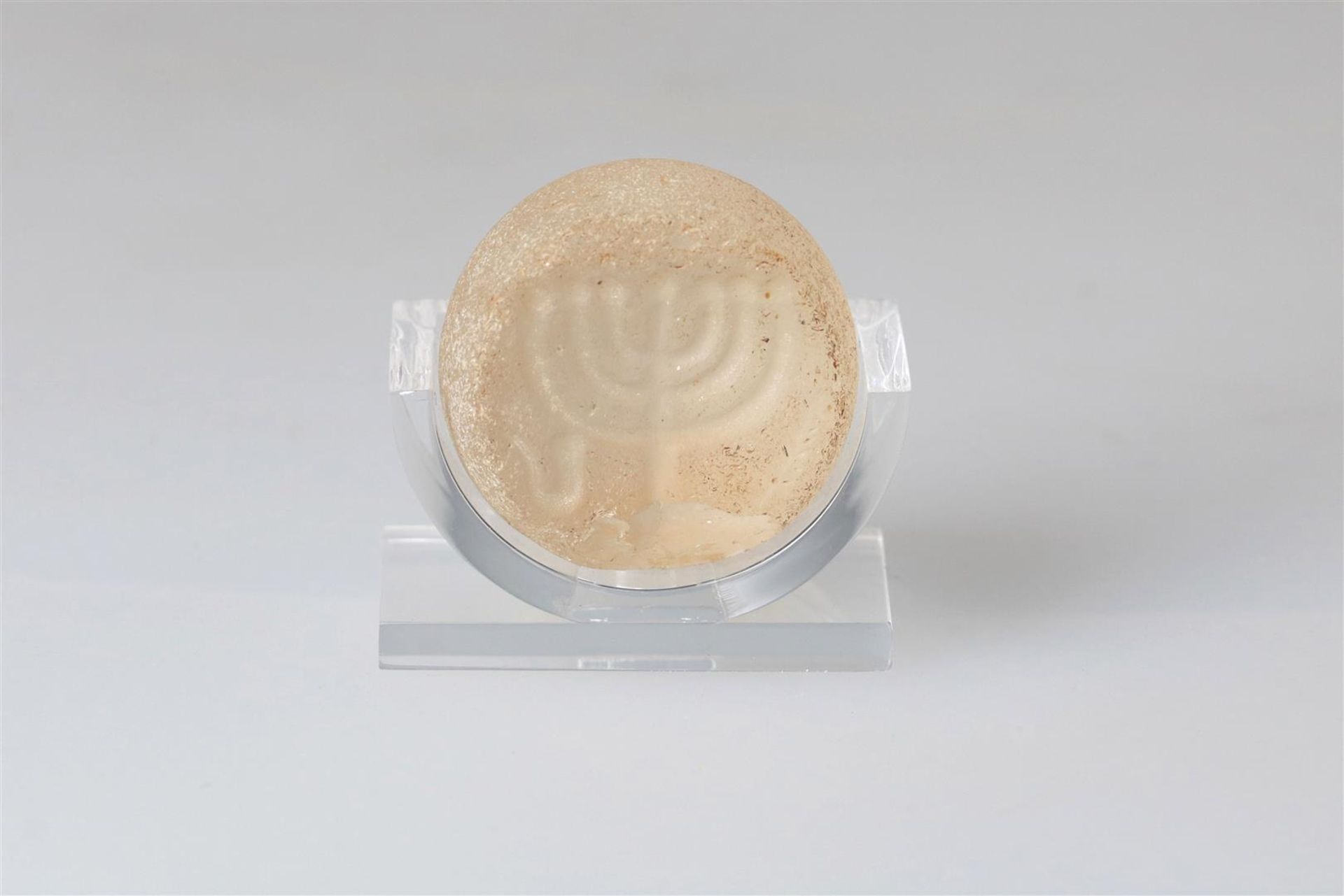 A Medieval Jewish rock crystal seal with a menorah. ca. 7th/8th century. Diam. 1.5 cm.Provenance: - Image 5 of 5