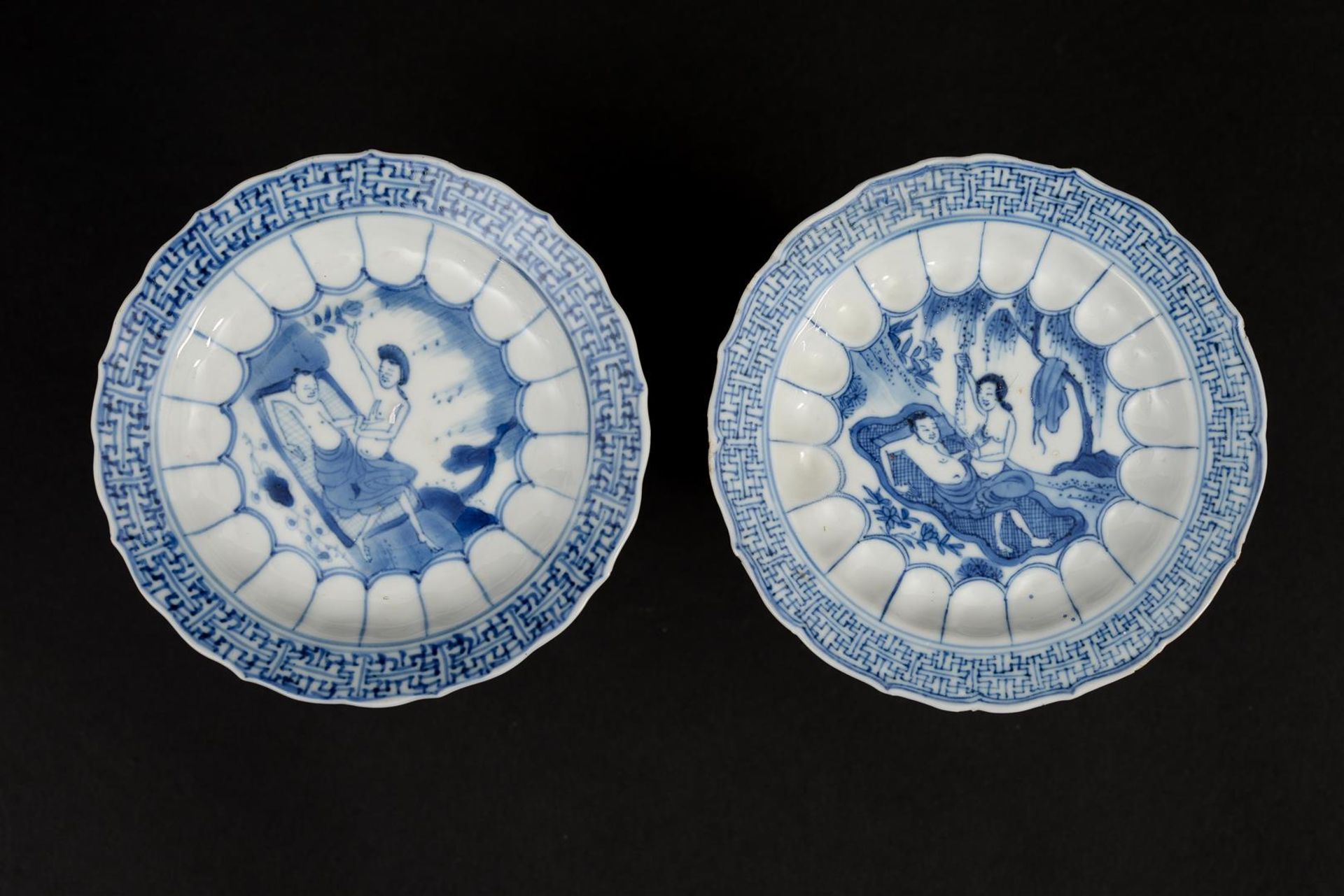Lot of five blue and white porcelain saucers, two with a floral decoration and three with an - Image 5 of 6
