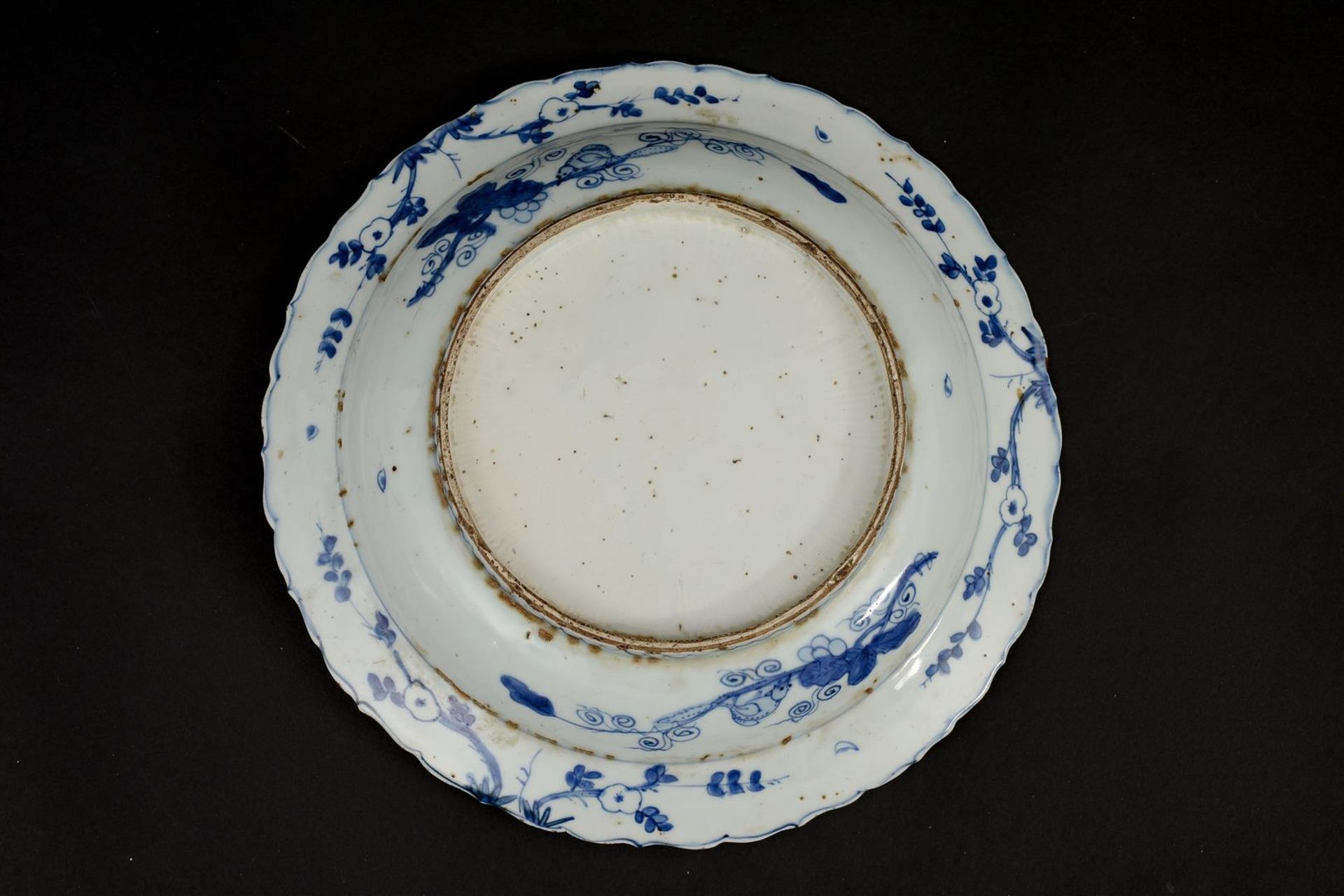 A blue and white porcelain deep charger with a scalloped rim, decorated with two ducks in a lotus - Image 7 of 7