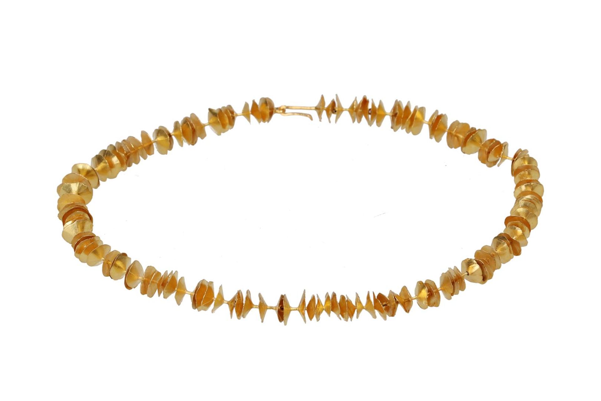 An 18-kt handmade necklace, Hallmarked, 4 stamps, of which 750 on the 1st, the 2nd with a tulip