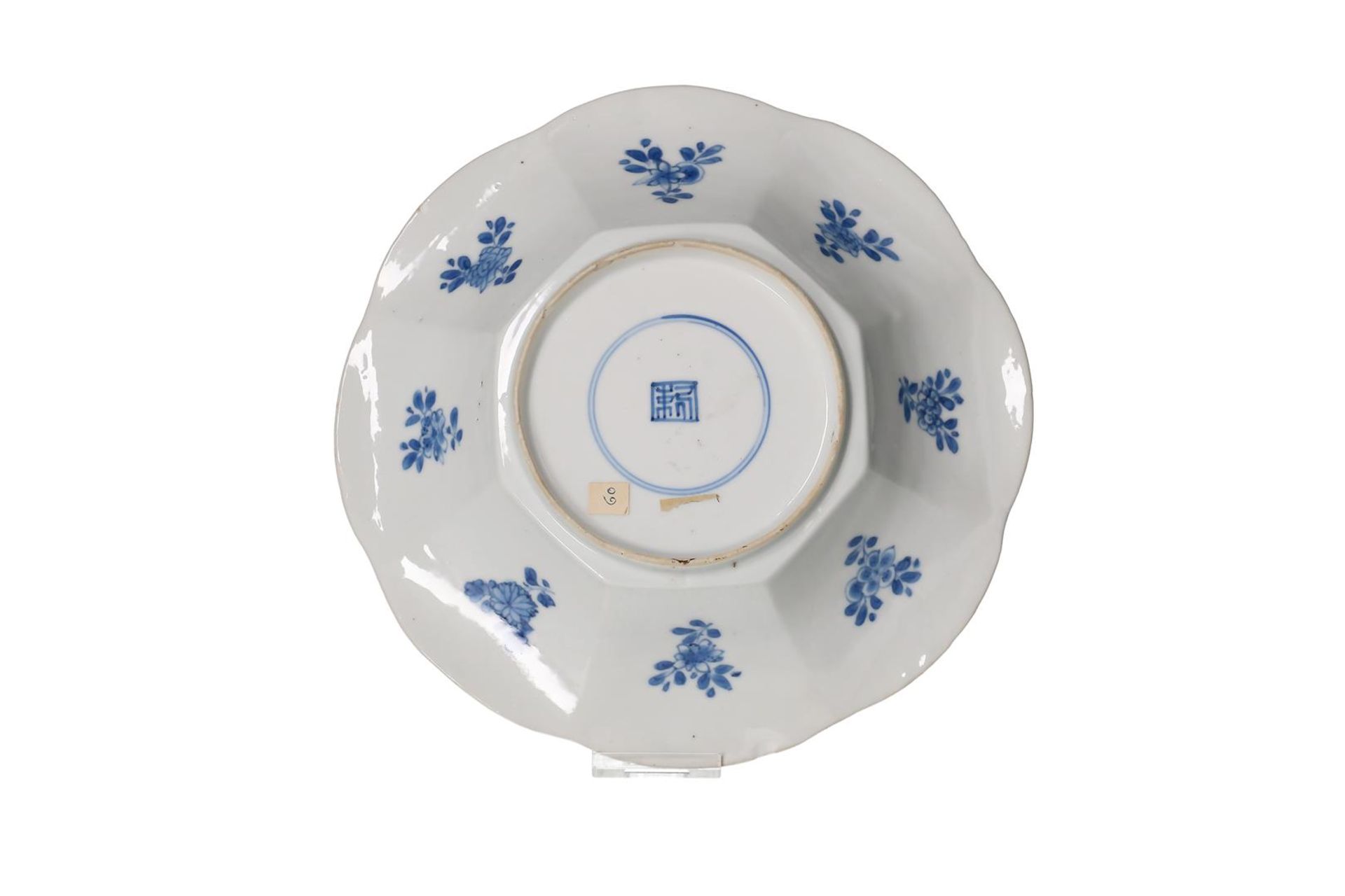 A pair of blue and white porcelain dishes, with a decor of travelers in a landscape and the lobed - Image 3 of 6