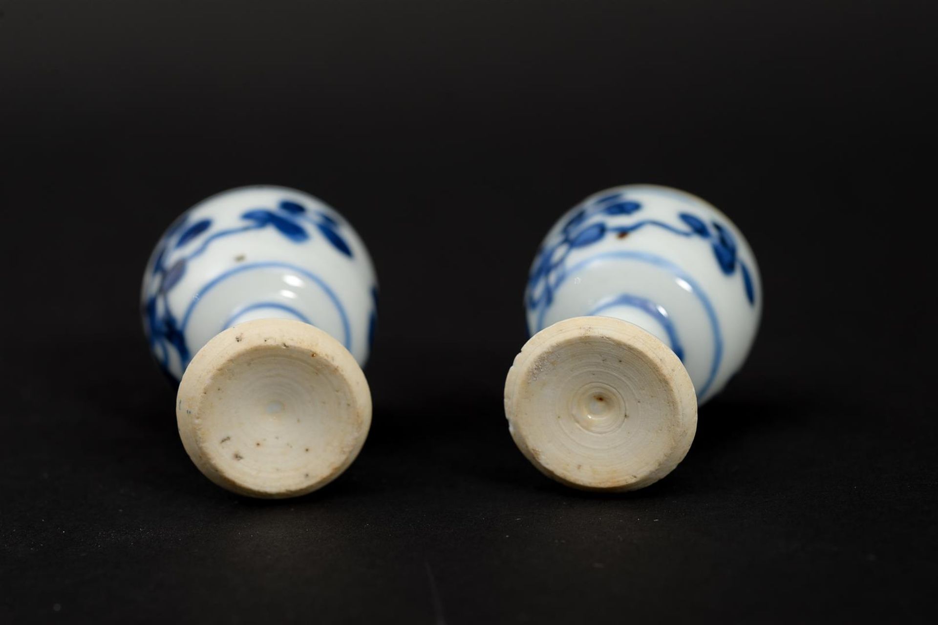 Four blue and white porcelain stemcups with a floral decoration. Unmarked. China, Kangxi. H. 4.5 cm. - Image 5 of 10