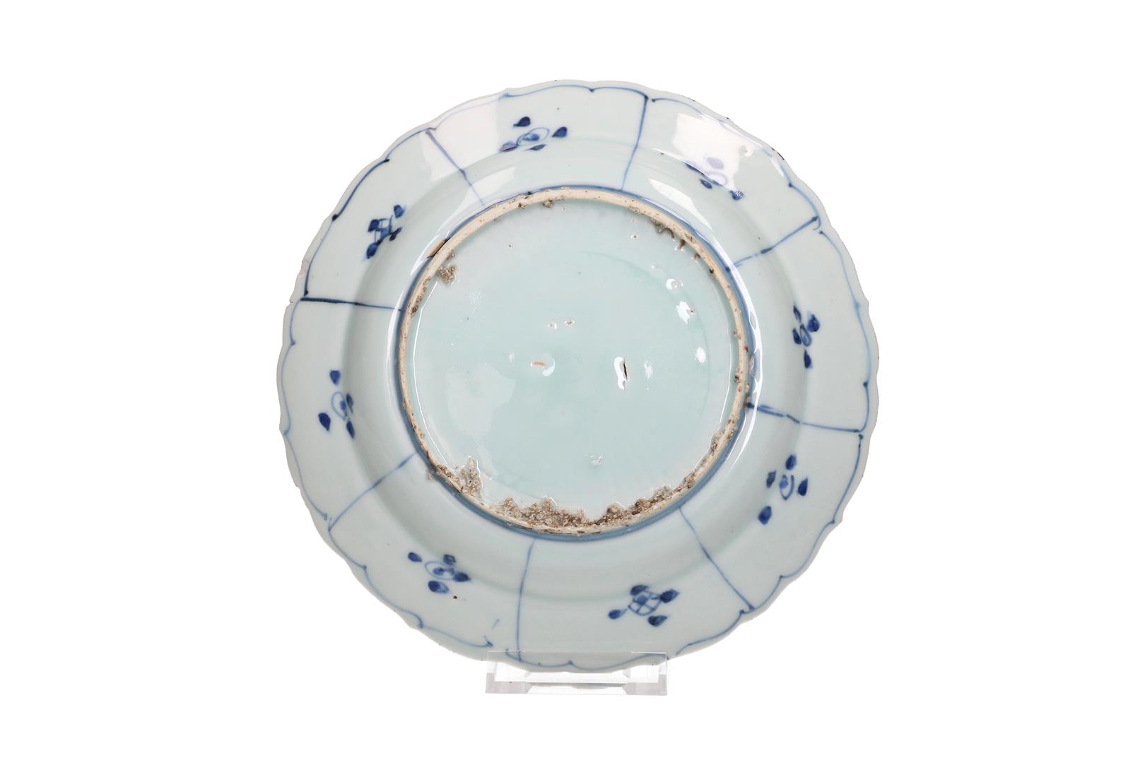 A blue and white 'kraak' porcelain dish with a scalloped rim, decorated with birds on a rock and - Image 4 of 4