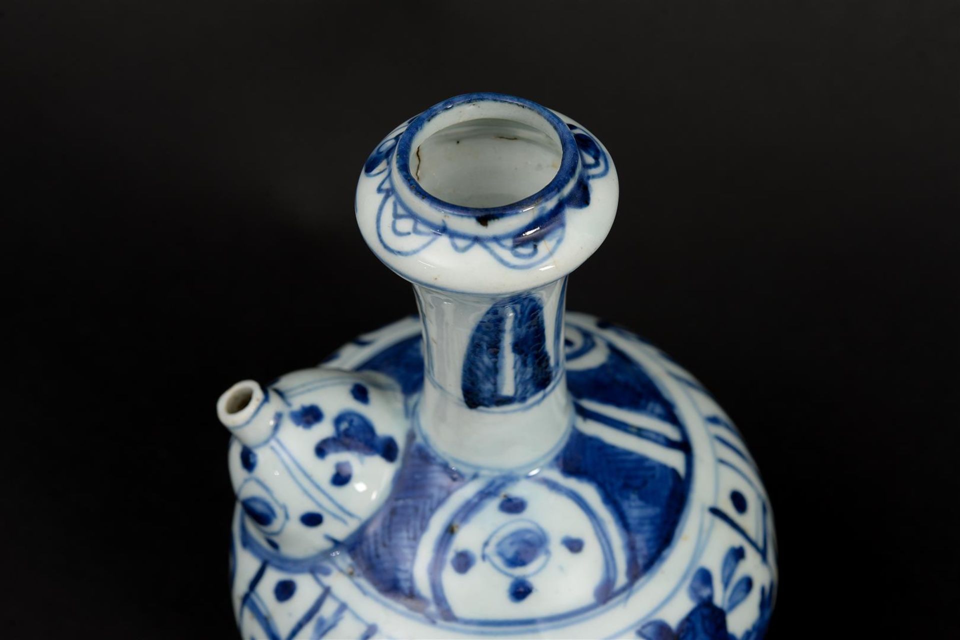 A blue and white porcelain kendi with a geometric decoration and flying horses. Unmarked. China, - Image 5 of 8