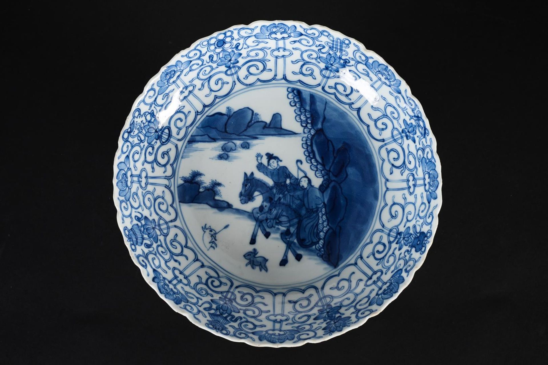 A set of three blue and white porcelain dishes with scalloped rim, decorated with 'Joosje te - Image 4 of 9