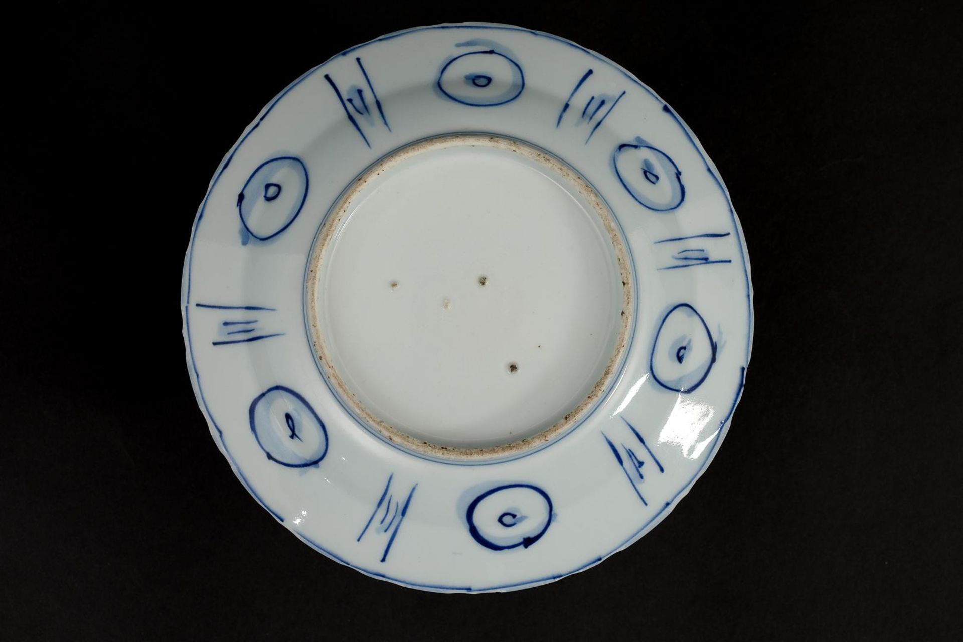 A blue and white 'kraak' porcelain dish with a scalloped rim, decorated with a carp leaping out of - Bild 3 aus 4