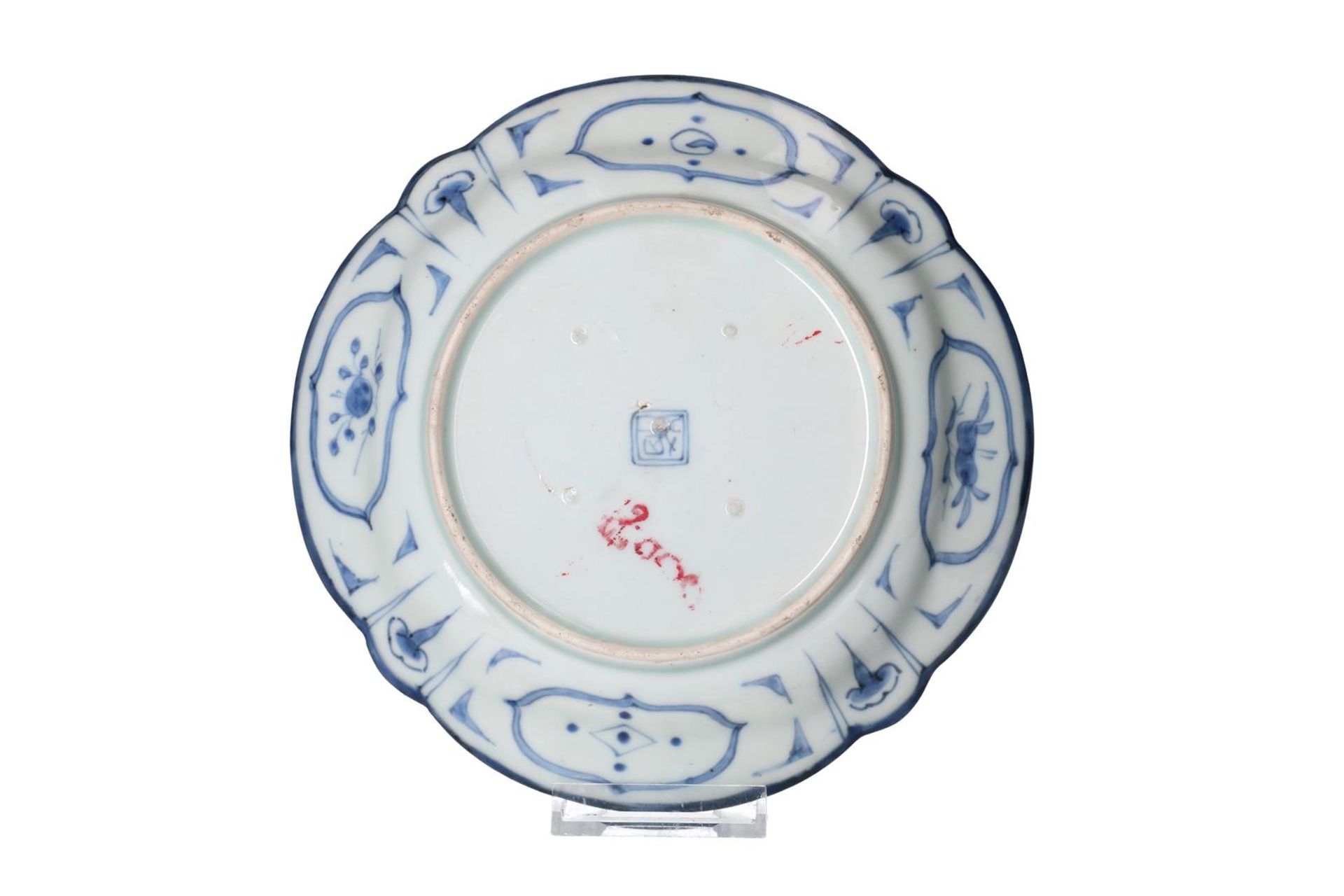 A pair of blue and white Arita porcelain dishes with scalloped rim, decorated with two fishermen - Image 5 of 6