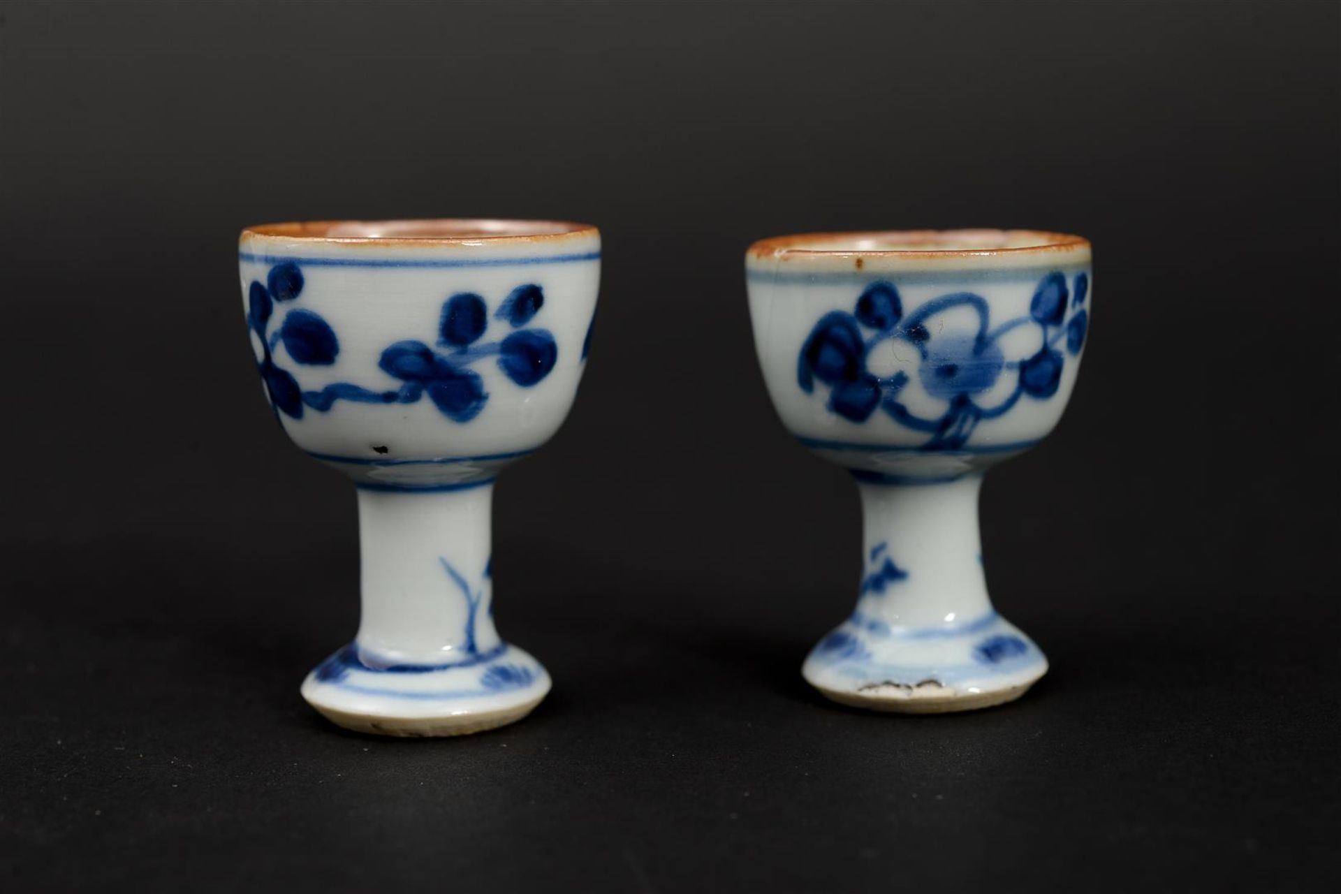 Four blue and white porcelain stemcups with a floral decoration. Unmarked. China, Kangxi. H. 4.5 cm. - Image 4 of 10