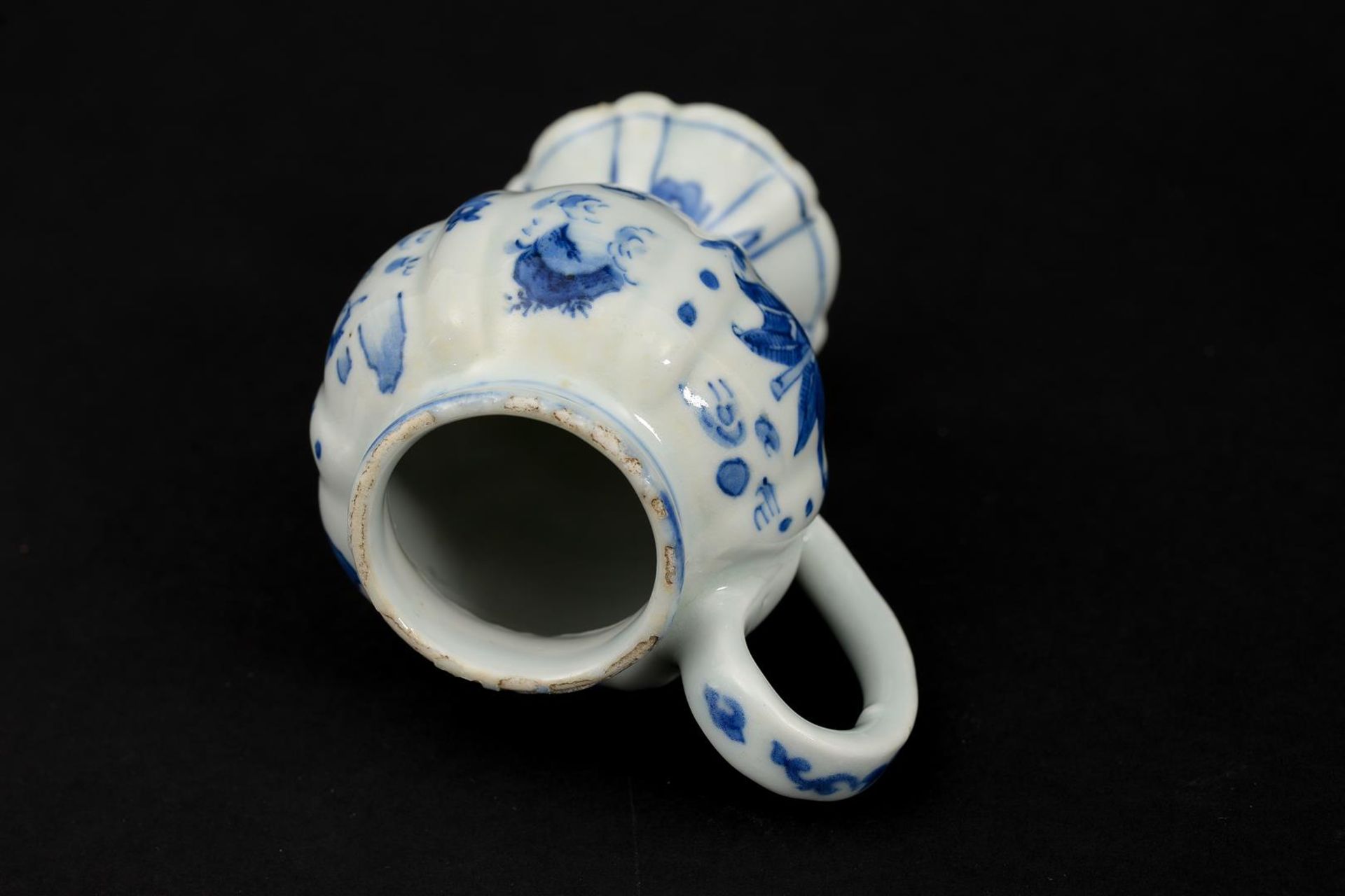 A blue and white porcelain mustard jar with ear, decorated with an outdoor scene with servant, - Image 6 of 6