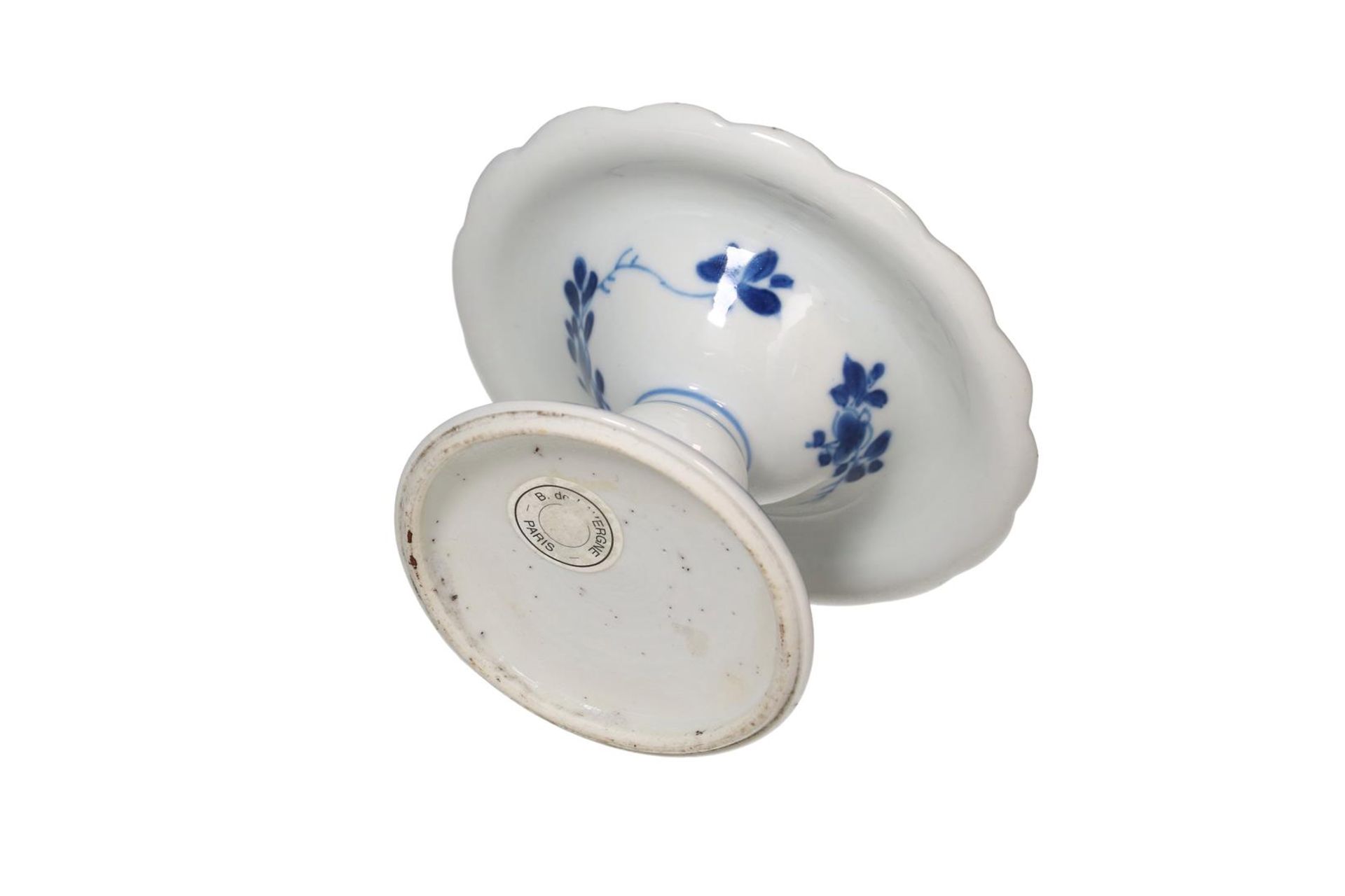 A blue and white porcelain salt cellar, with a floral decoration. Unmarked. China, Kangxi. - Bild 4 aus 5