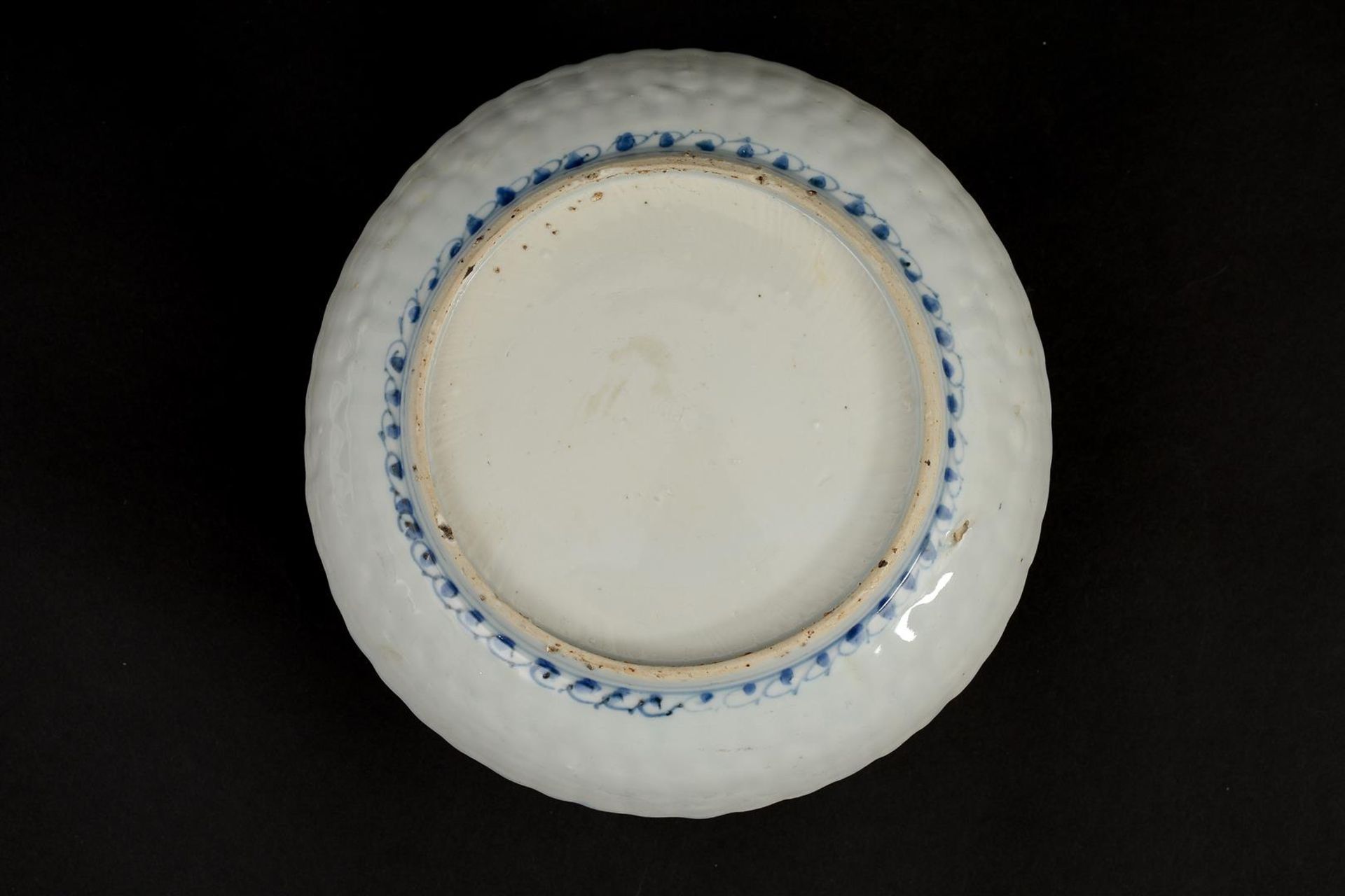 A blue and white 'kraak' porcelain dish with a scalloped rim, decorated with a bird of prey. - Image 3 of 4