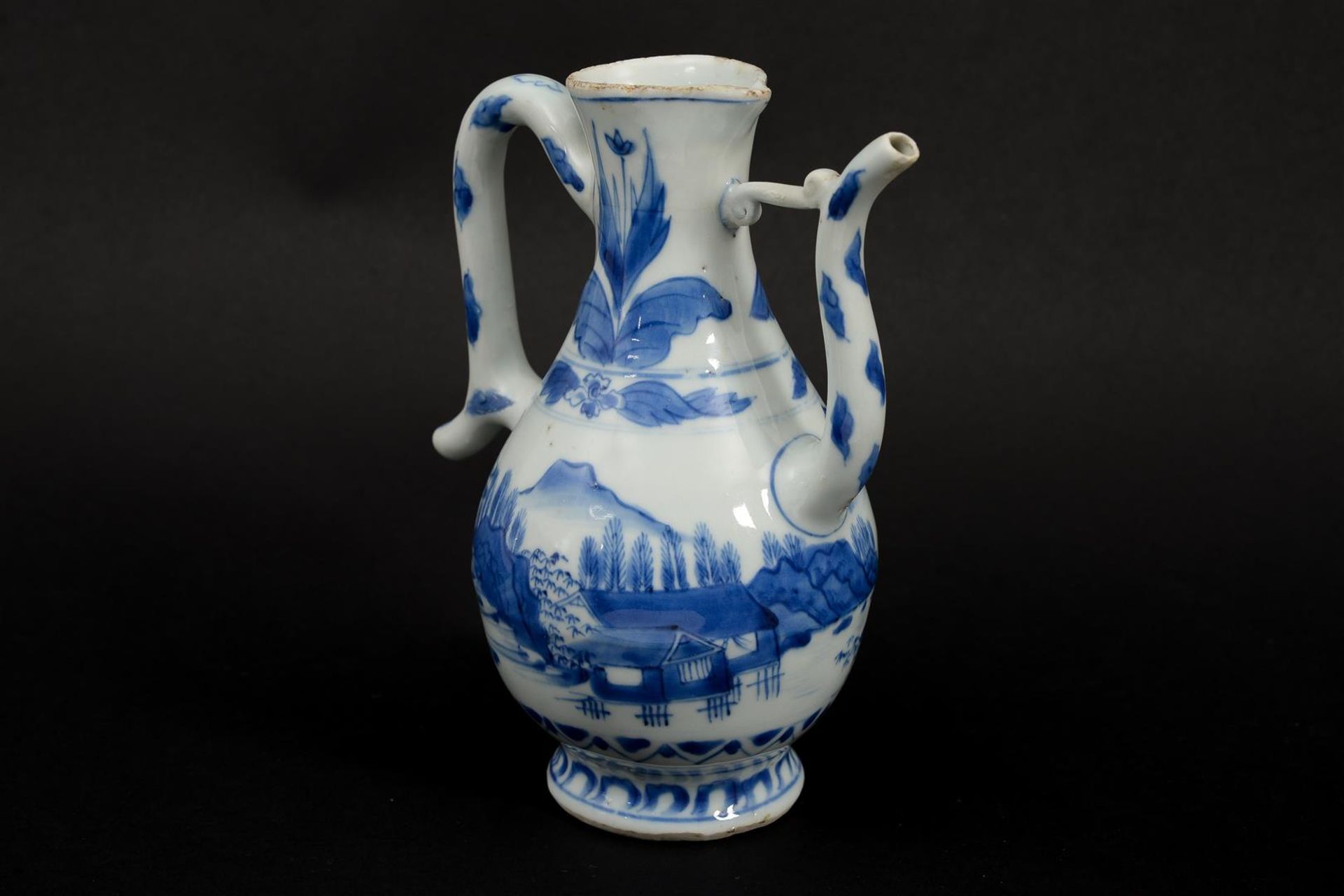 A blue and white porcelain jug with a landscape decoration. Unmarked. China, Transition. H. 20 cm. - Image 8 of 8