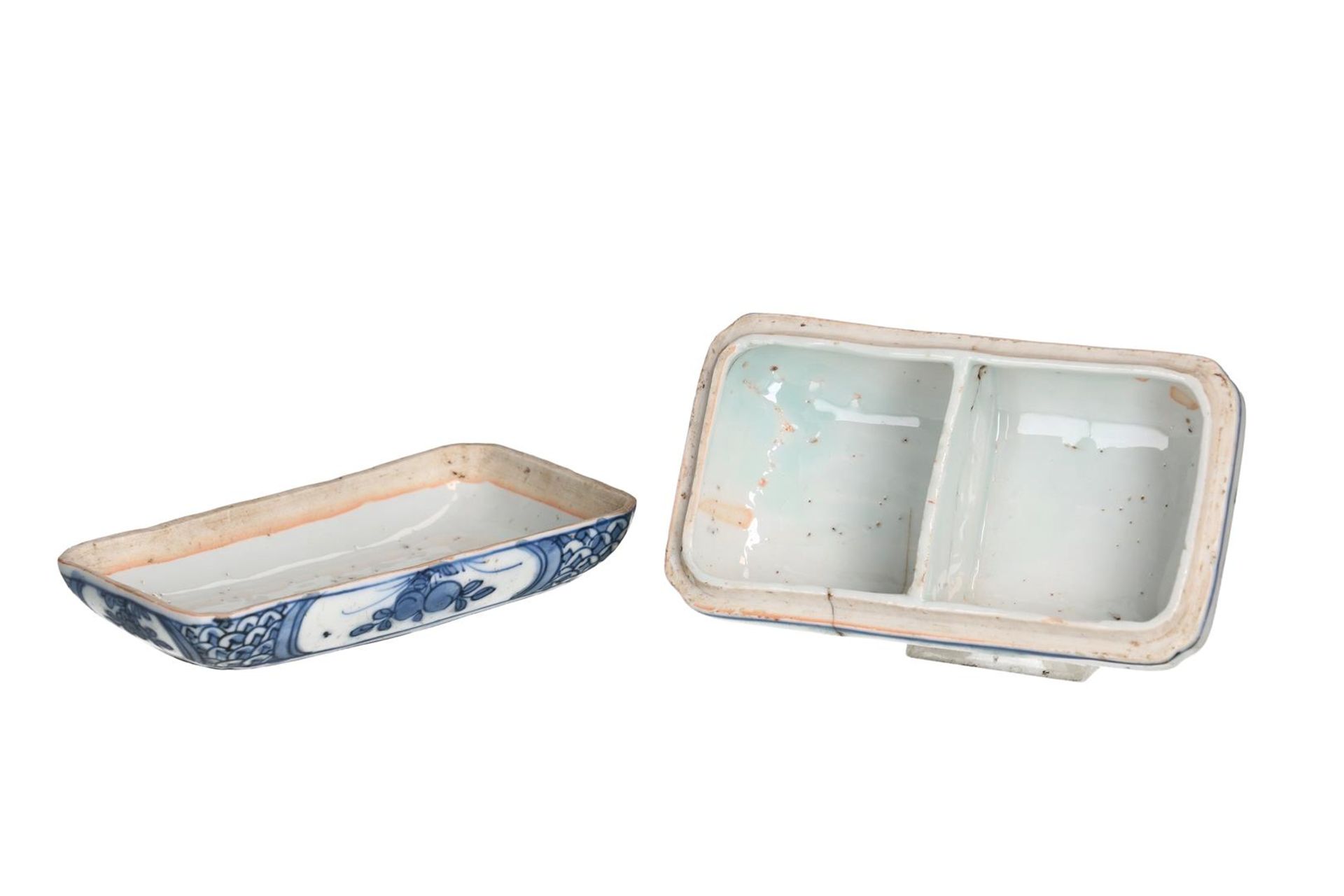 A blue and white 'kraak' porcelain lidded box with two compartments, decorated with flowers. - Image 4 of 5
