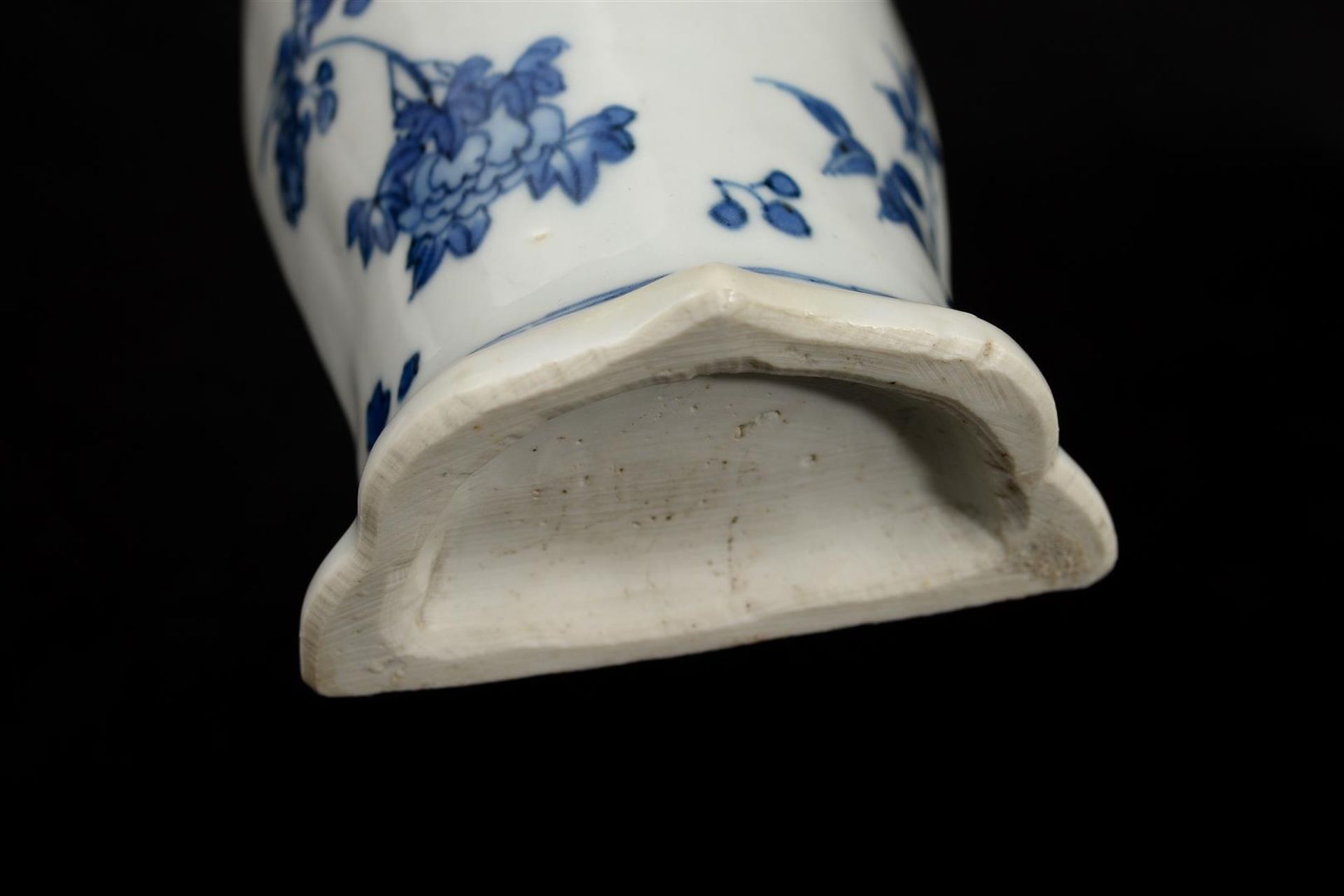 A blue and white porcelain wall vase with a floral decor. Unmarked. China, Transition. H. 23.5 cm. - Bild 4 aus 7