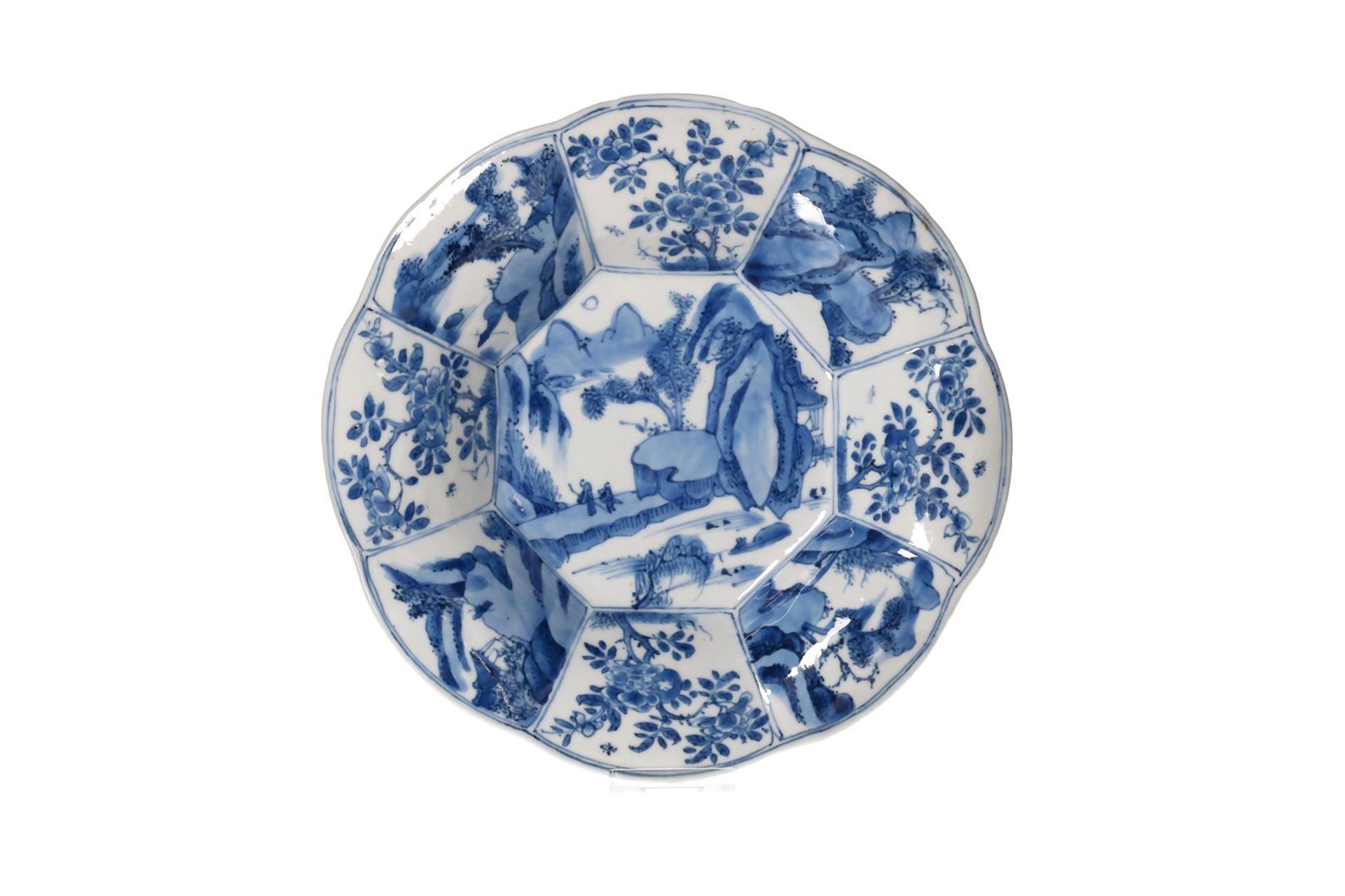 A pair of blue and white porcelain dishes, with a decor of travelers in a landscape and the lobed - Image 5 of 6