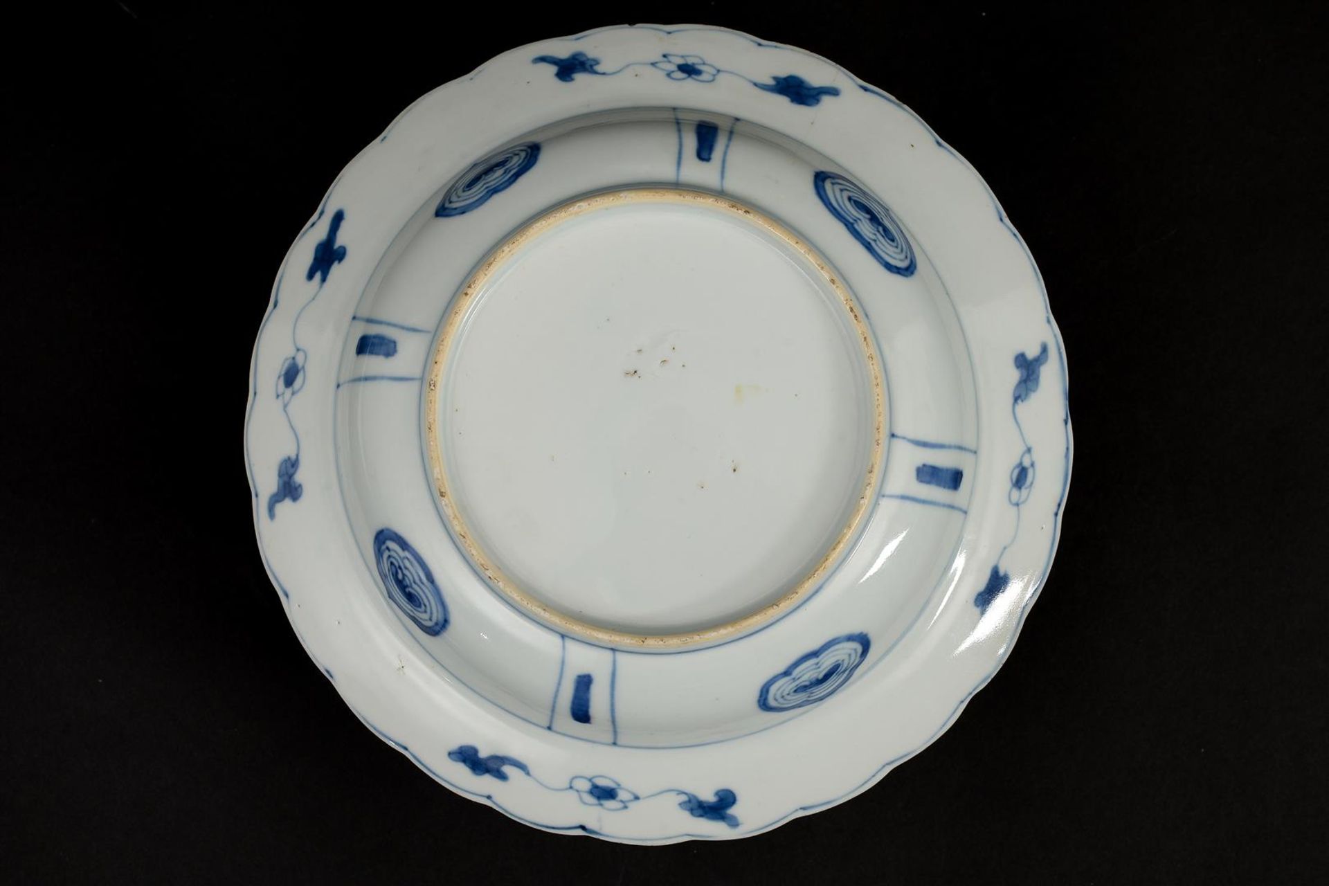 A blue and white 'kraak' porcelain 'klapmuts' bowl with a scalloped rim, decorated with a cricket in - Image 3 of 4