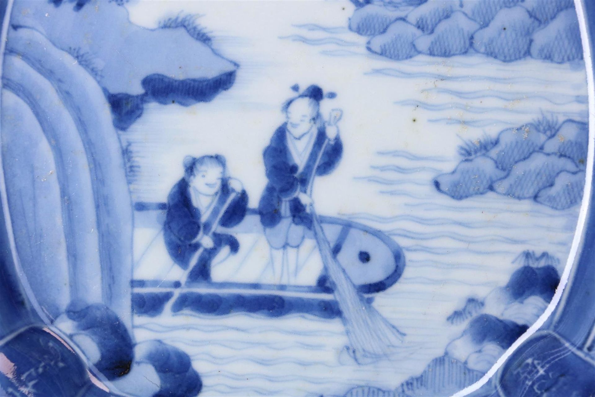 A pair of blue and white Arita porcelain dishes with scalloped rim, decorated with two fishermen - Image 4 of 6