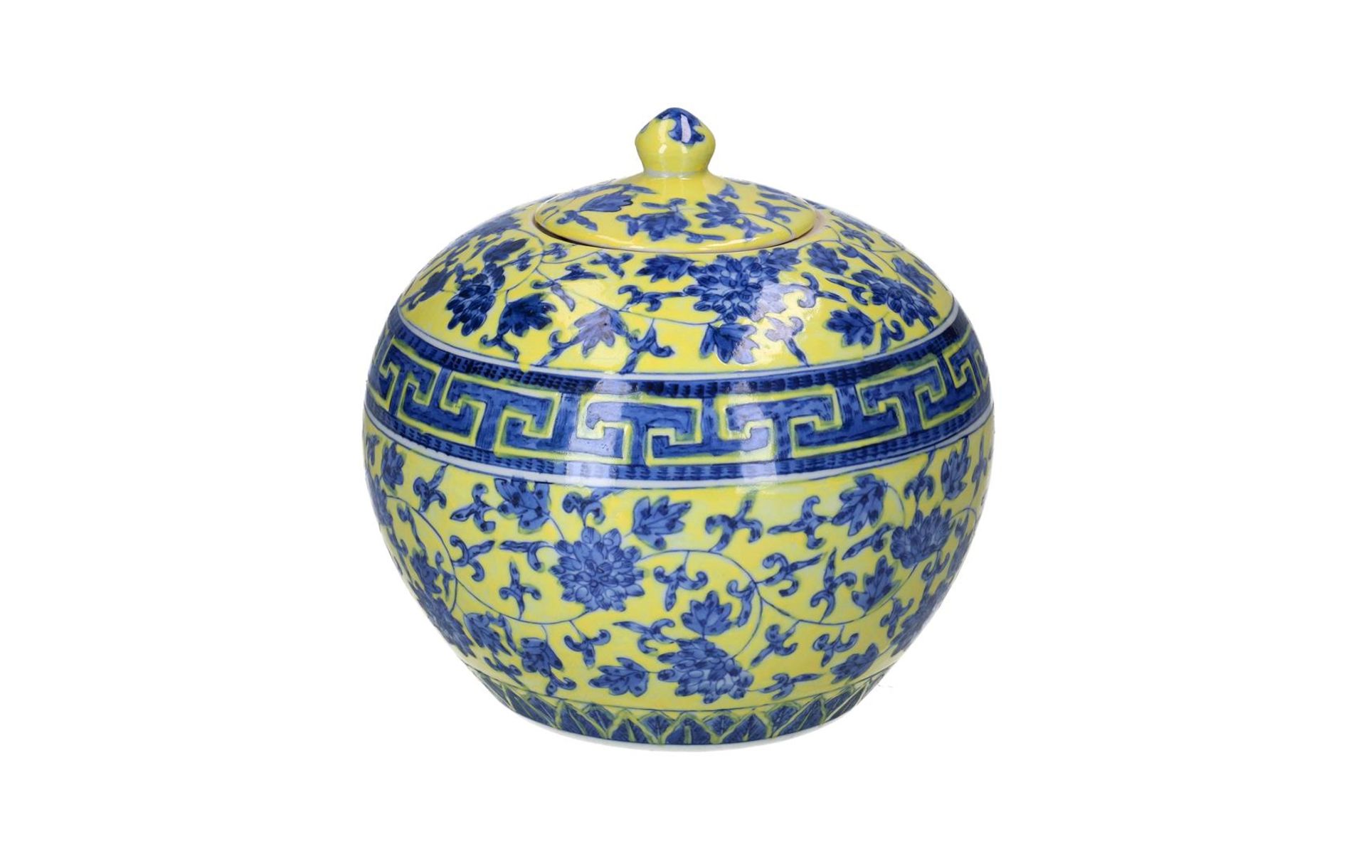 A famille verte porcelain lidded jar, with a meander and floral decoration. Marked Qianlong. - Image 5 of 6